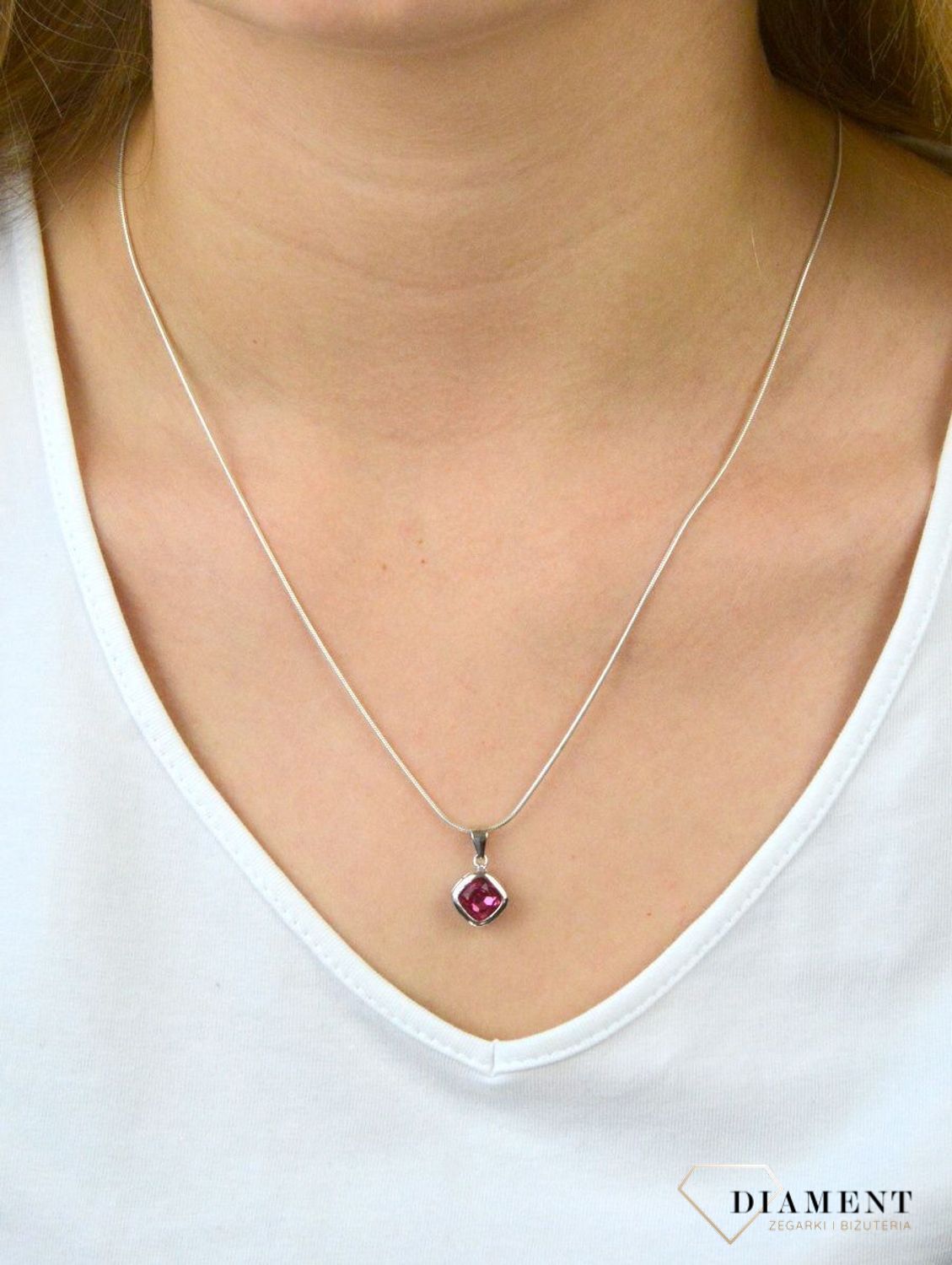 Srebrna zawieszka z czerwoną cyrkonią  DIA-ZAW-6118-925. Zawieszka srebrna z cyrkonią. Zawieszka z dużą białą cyrkonią. Zawieszka z cyrkoniami. Idealna zawieszka na prezent..jpg