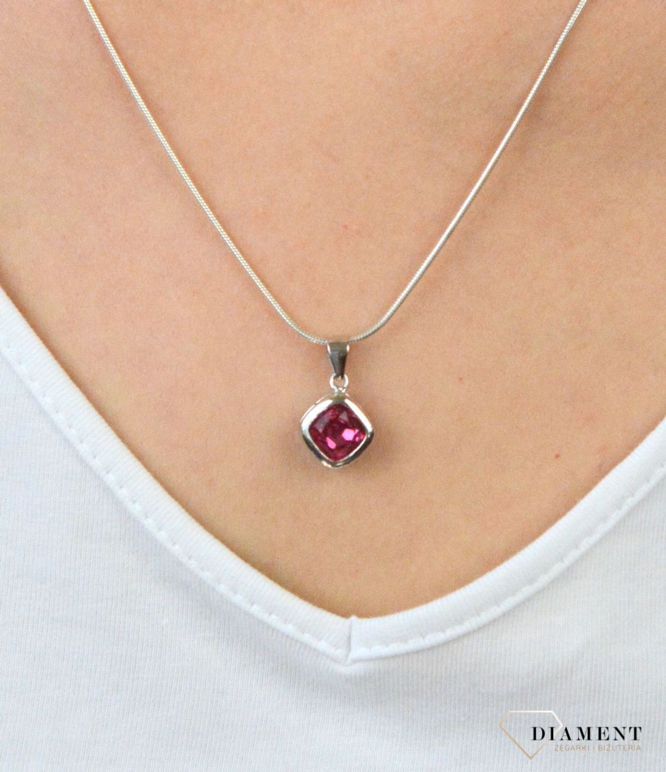 Srebrna zawieszka z czerwoną cyrkonią  DIA-ZAW-6118-925. Zawieszka srebrna z cyrkonią. Zawieszka z dużą białą cyrkonią. Zawieszka z cyrkoniami. Idealna zawieszka na prezent..jpg