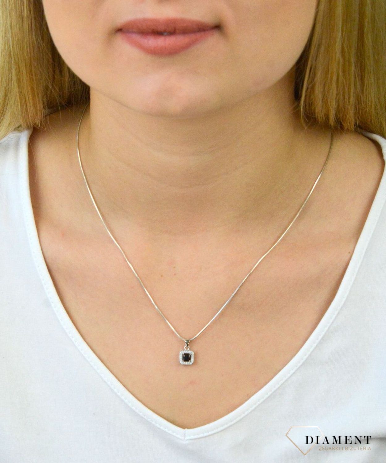 Srebrna zawieszka z czarną cyrkonią DIA-ZAW-6119-925. Srebrna zawieszka damska. Srebrna zawieszka z cyrkonią. Srebrna zawieszka z czarną cyrkonią. Srebrna zawieszka damska idealna na prezent..jpg