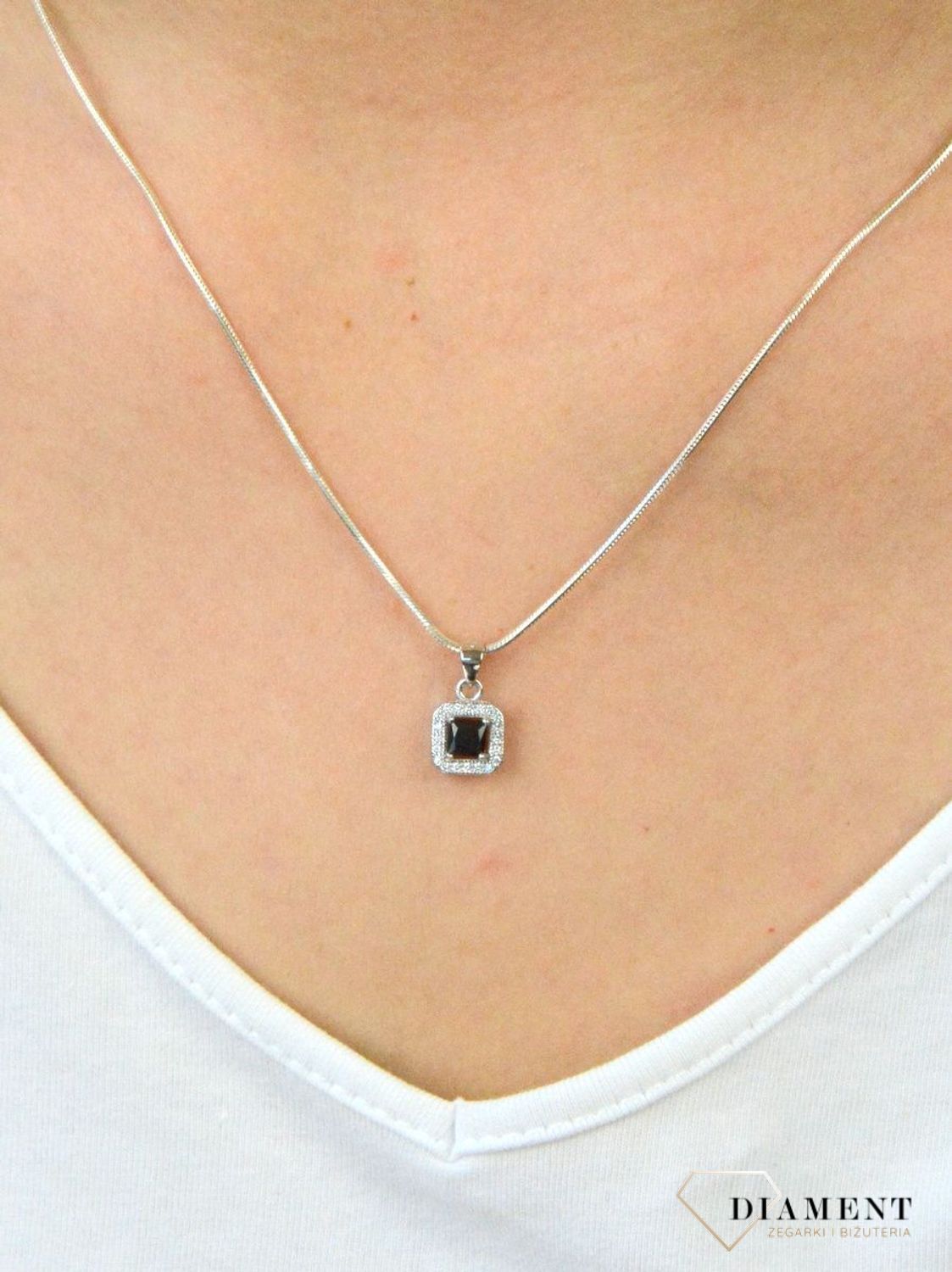 Srebrna zawieszka z czarną cyrkonią DIA-ZAW-6119-925. Srebrna zawieszka damska. Srebrna zawieszka z cyrkonią. Srebrna zawieszka z czarną cyrkonią. Srebrna zawieszka damska idealna na prezent..jpg