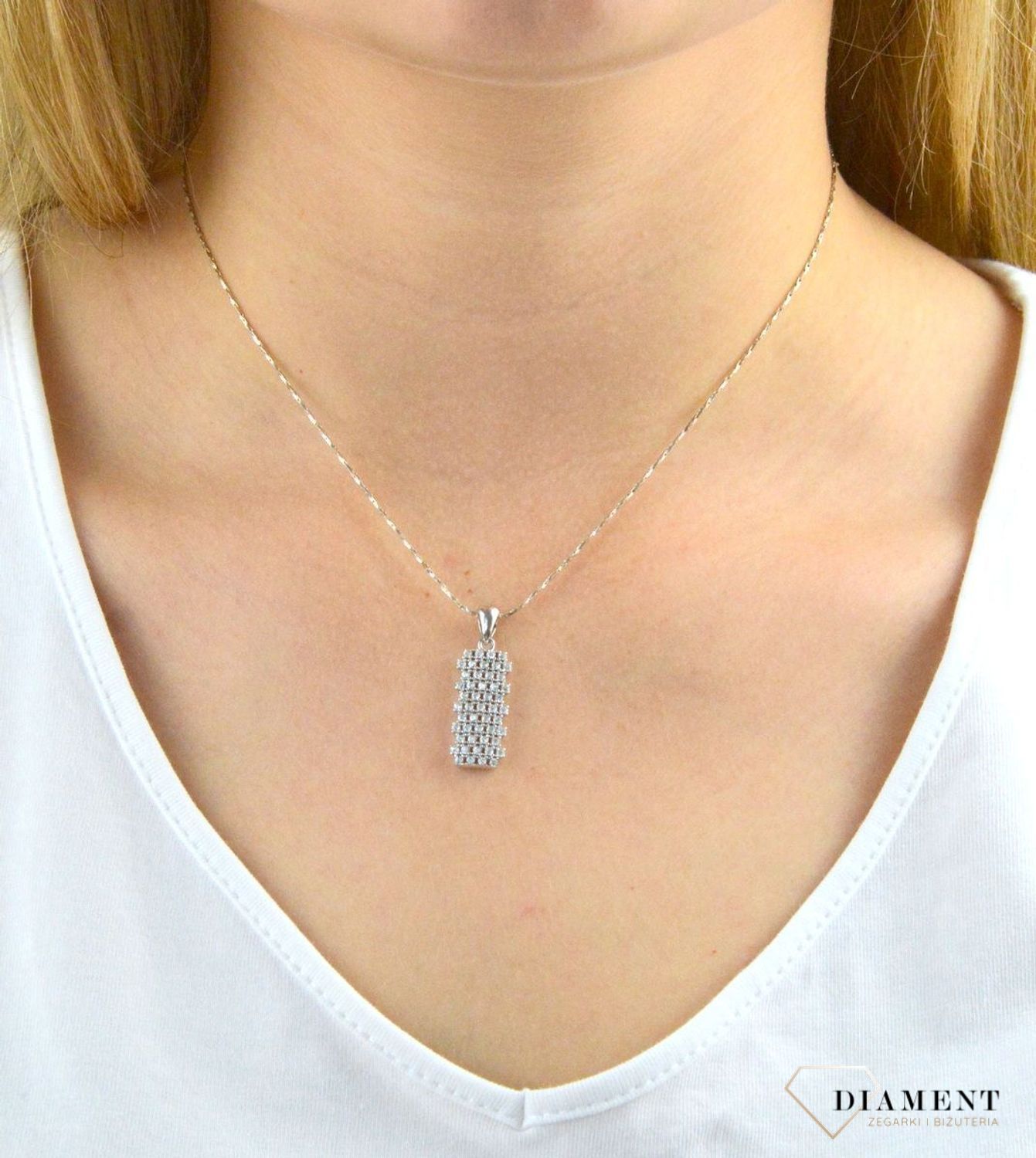 Zawieszka srebrna wysadzana cyrkoniami DIA-ZAW-6120-925. Srebrna zawieszka z cyrkonii. Zawieszka srebrna z cyrkoniami. Srebrna zawieszka damska. Srebrna zawieszka dla każdej kobiety. Zawieszka srebrna z cyr.jpg