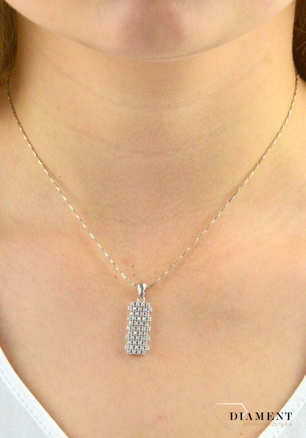 Zawieszka srebrna wysadzana cyrkoniami DIA-ZAW-6120-925. Srebrna zawieszka z cyrkonii. Zawieszka srebrna z cyrkoniami. Srebrna zawieszka damska. Srebrna zawieszka dla każdej kobiety. Zawieszka srebrna z cyr.jpg