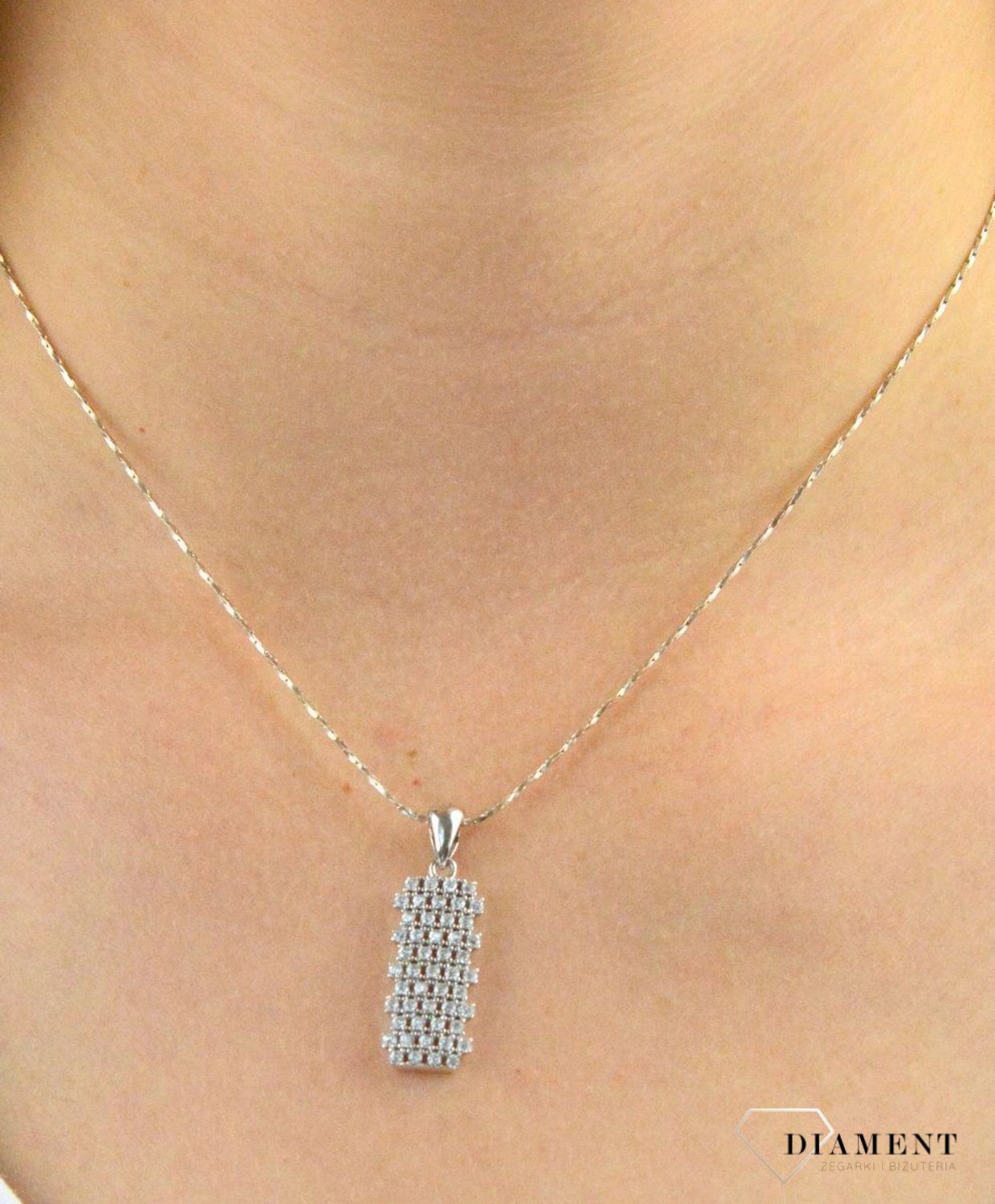 Zawieszka srebrna wysadzana cyrkoniami DIA-ZAW-6120-925. Srebrna zawieszka z cyrkonii. Zawieszka srebrna z cyrkoniami. Srebrna zawieszka damska. Srebrna zawieszka dla każdej kobiety. Zawieszka srebrna z cyr.jpg