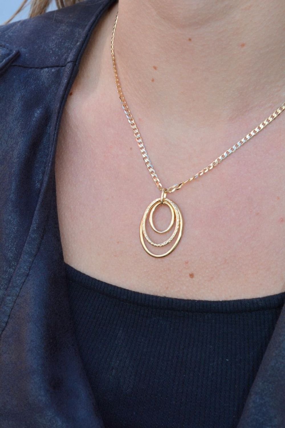 Złota zawieszka 585 potrójne koło DIA-ZAW-6234-585 to klasyczny element biżuterii mogącej pięknie ozdobić każdy kobiecy dekolt. To dodatek, który nie tylko pozwala uatrakcyjnić wizerunek, ale także w ciągu kilku chwil dodać s.jpg