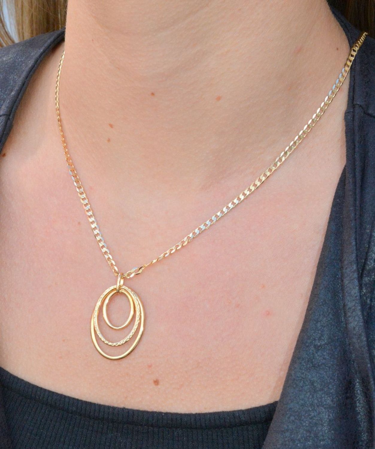 Złota zawieszka 585 potrójne koło DIA-ZAW-6234-585 to klasyczny element biżuterii mogącej pięknie ozdobić każdy kobiecy dekolt. To dodatek, który nie tylko pozwala uatrakcyjnić wizerunek, ale także w ciągu kilku chwil dodać s.jpg