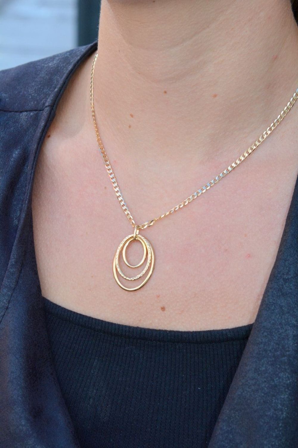 Złota zawieszka 585 potrójne koło DIA-ZAW-6234-585 to klasyczny element biżuterii mogącej pięknie ozdobić każdy kobiecy dekolt. To dodatek, który nie tylko pozwala uatrakcyjnić wizerunek, ale także w ciągu kilku chwil dodać s.jpg