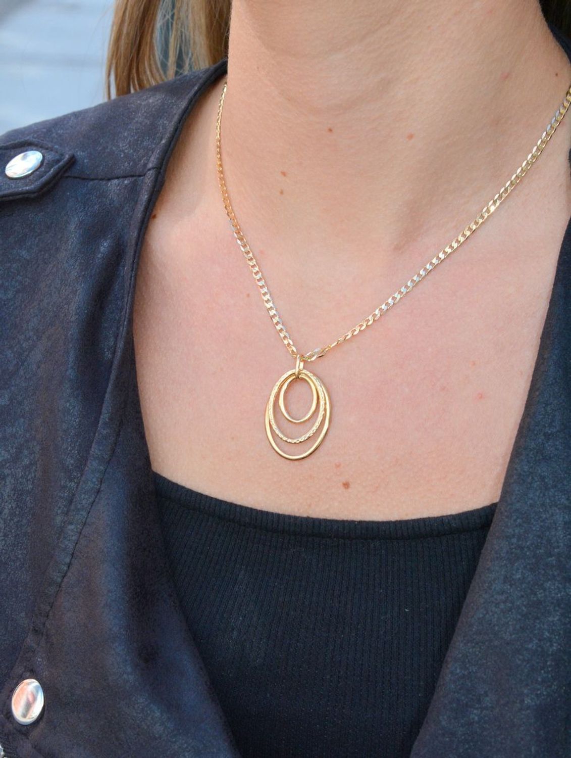 Złota zawieszka 585 potrójne koło DIA-ZAW-6234-585 to klasyczny element biżuterii mogącej pięknie ozdobić każdy kobiecy dekolt. To dodatek, który nie tylko pozwala uatrakcyjnić wizerunek, ale także w ciągu kilku chwil dodać s.jpg