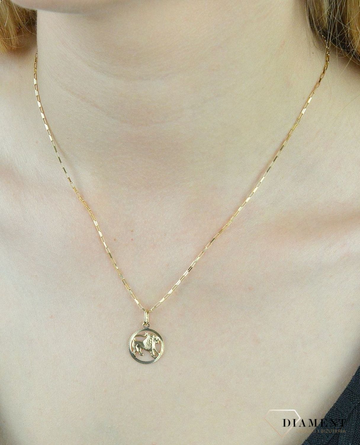 Złota zawieszka znak zodiaku Lew DIA-ZAW-6240-5. Zawieszka została wykonana ze złota próby 585. Zawieszka będzie pięknym prezentem dla bliskiej.jpg