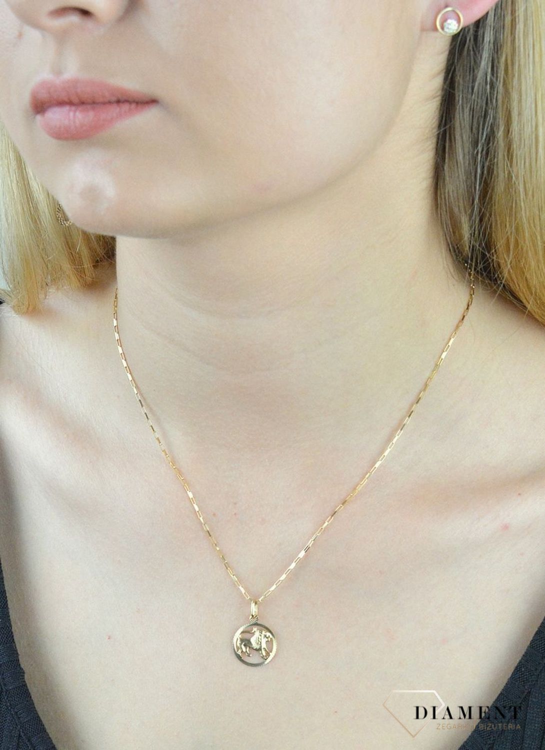 Złota zawieszka znak zodiaku Lew DIA-ZAW-6240-5. Zawieszka została wykonana ze złota próby 585. Zawieszka będzie pięknym prezentem dla bliskiej.jpg