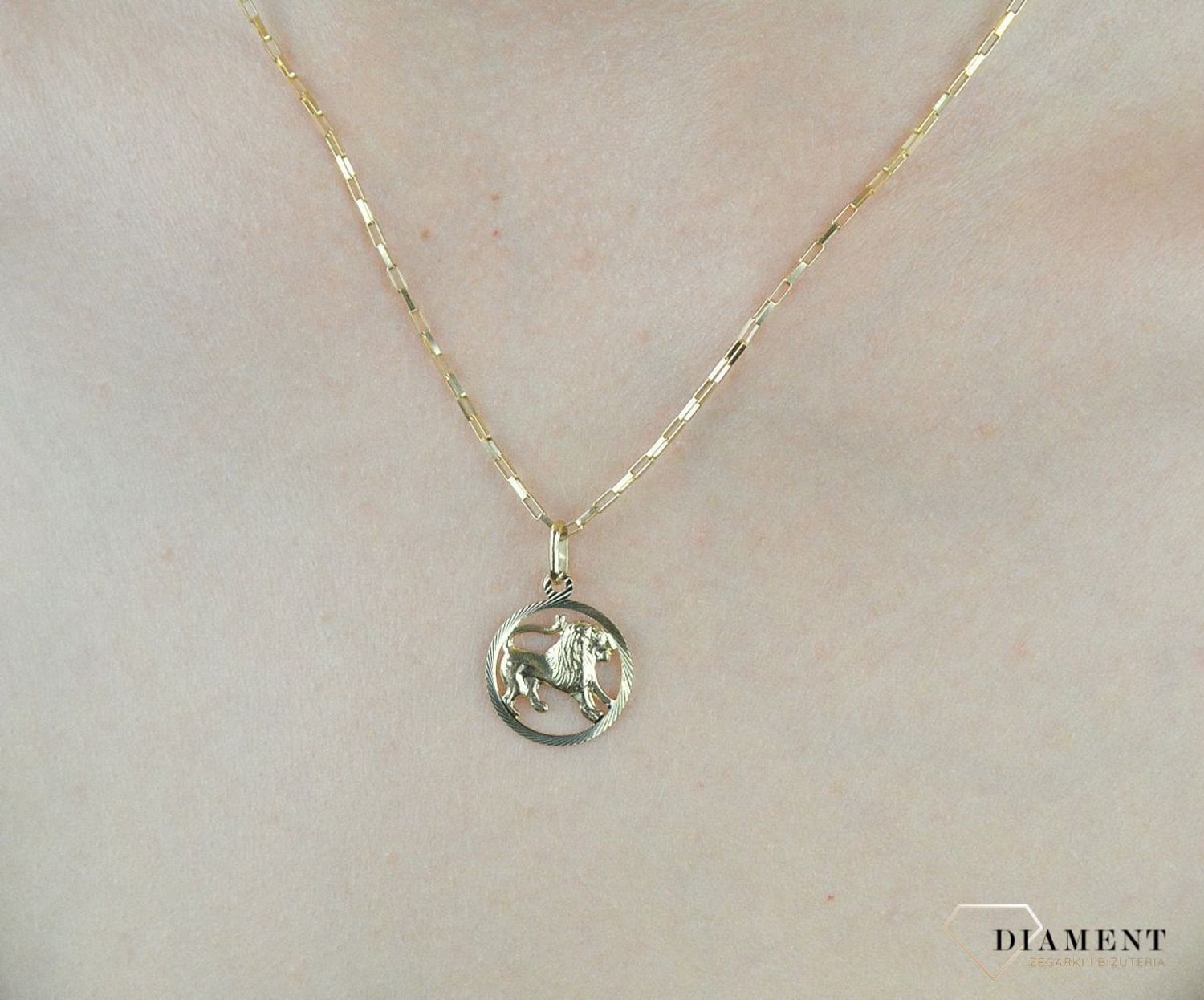 Złota zawieszka znak zodiaku Lew DIA-ZAW-6240-5. Zawieszka została wykonana ze złota próby 585. Zawieszka będzie pięknym prezentem dla bliskiej.jpg