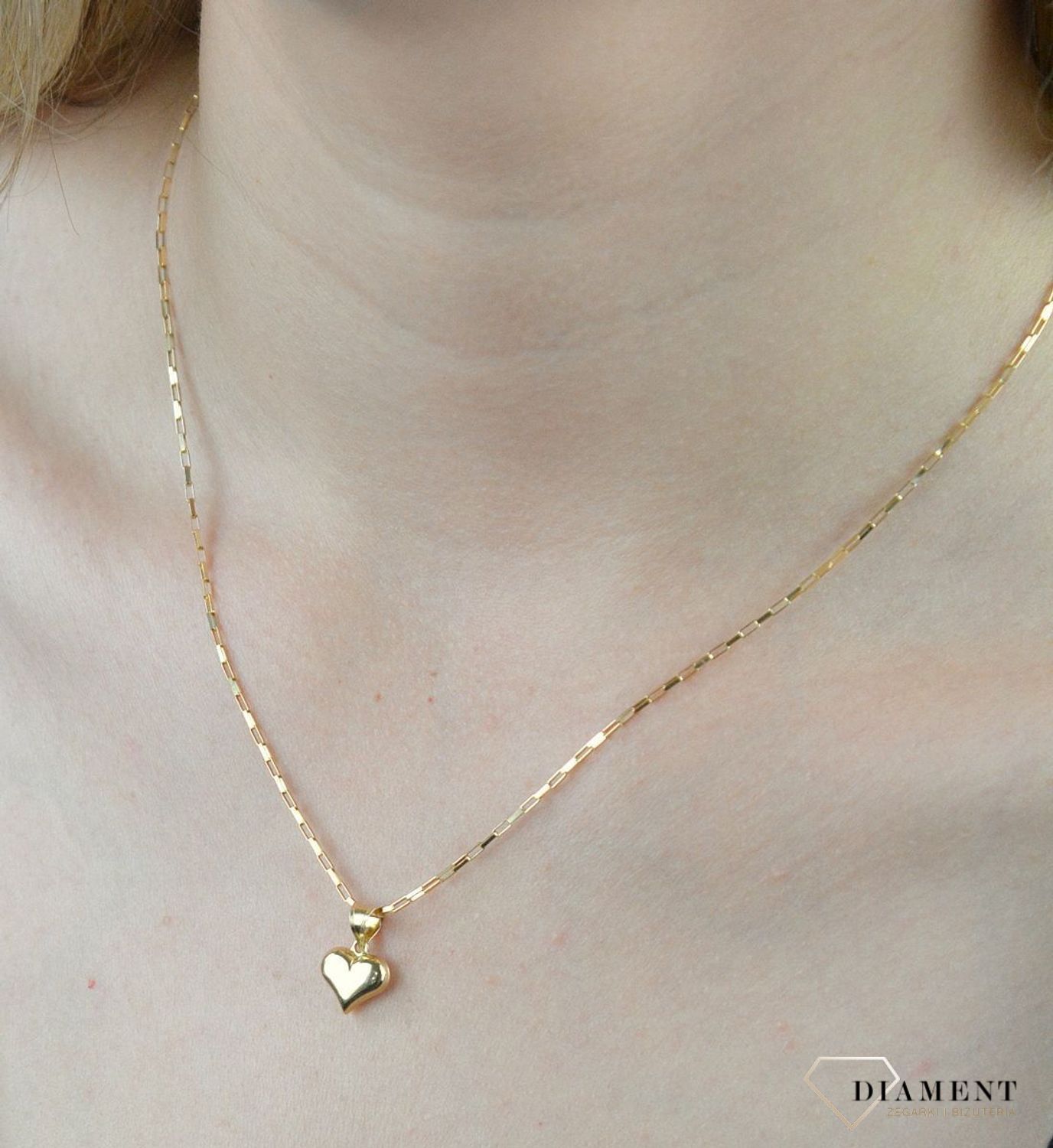 Zawieszka złota serduszko grawerowane DIA-ZAW-6241-585 . Złota zawieszka damska. Złota zawieszka serce. Zawieszka serce. Zawieszka wypukłe serce. Serce dla ukochanej. Zawieszka złota serduszko idealna na prezent..jpg