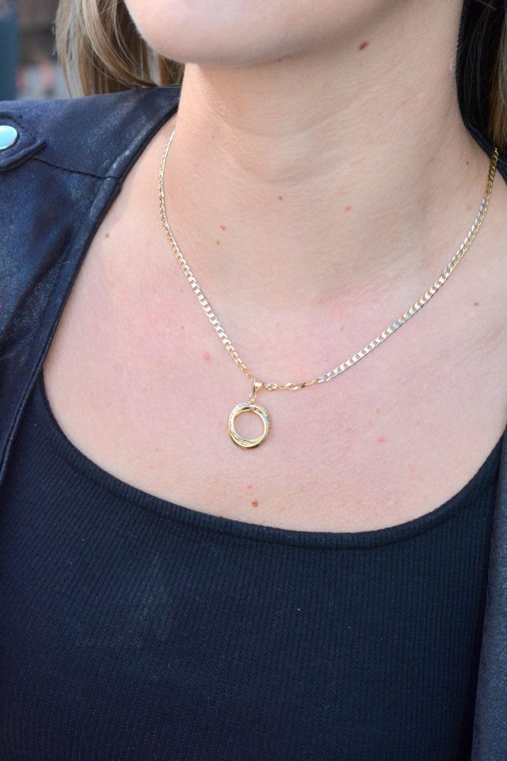 Złota zawieszka 585 dwa kółka z cyrkoniami DIA-ZAW-6242-585 to klasyczny element biżuterii mogącej pięknie ozdobić każdy kobiecy dekolt. To dodatek, który nie tylko pozwala uatrakcyjnić wizerunek, ale także w ciągu kilku chwi.jpg