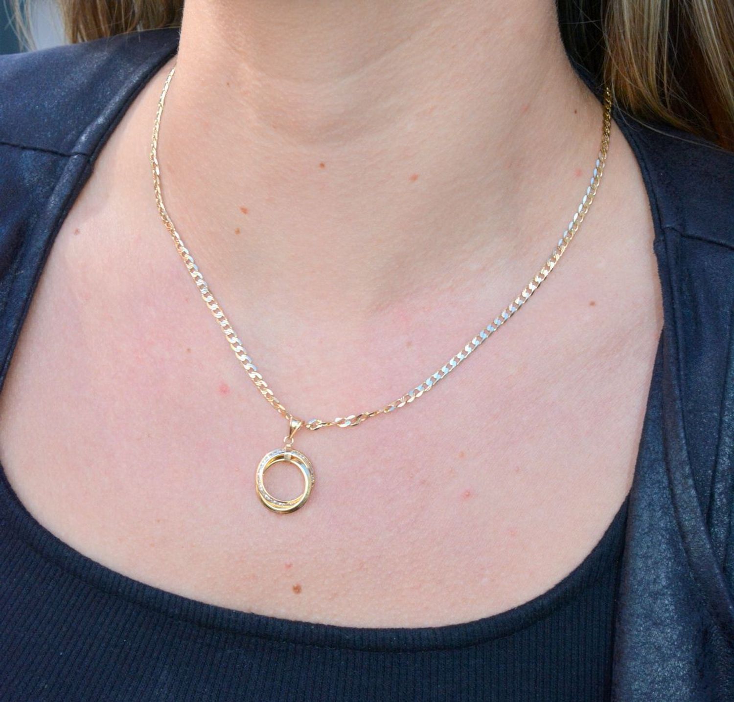 Złota zawieszka 585 dwa kółka z cyrkoniami DIA-ZAW-6242-585 to klasyczny element biżuterii mogącej pięknie ozdobić każdy kobiecy dekolt. To dodatek, który nie tylko pozwala uatrakcyjnić wizerunek, ale także w ciągu kilku chwi.jpg