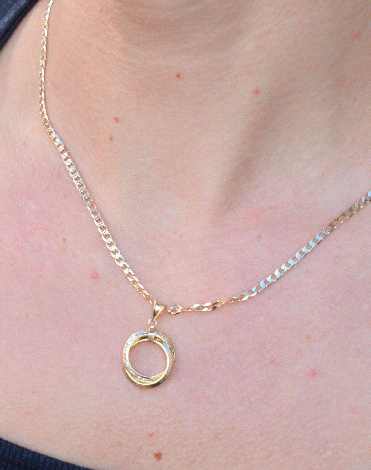 Złota zawieszka 585 dwa kółka z cyrkoniami DIA-ZAW-6242-585 to klasyczny element biżuterii mogącej pięknie ozdobić każdy kobiecy dekolt. To dodatek, który nie tylko pozwala uatrakcyjnić wizerunek, ale także w ciągu kilku chwi.jpg