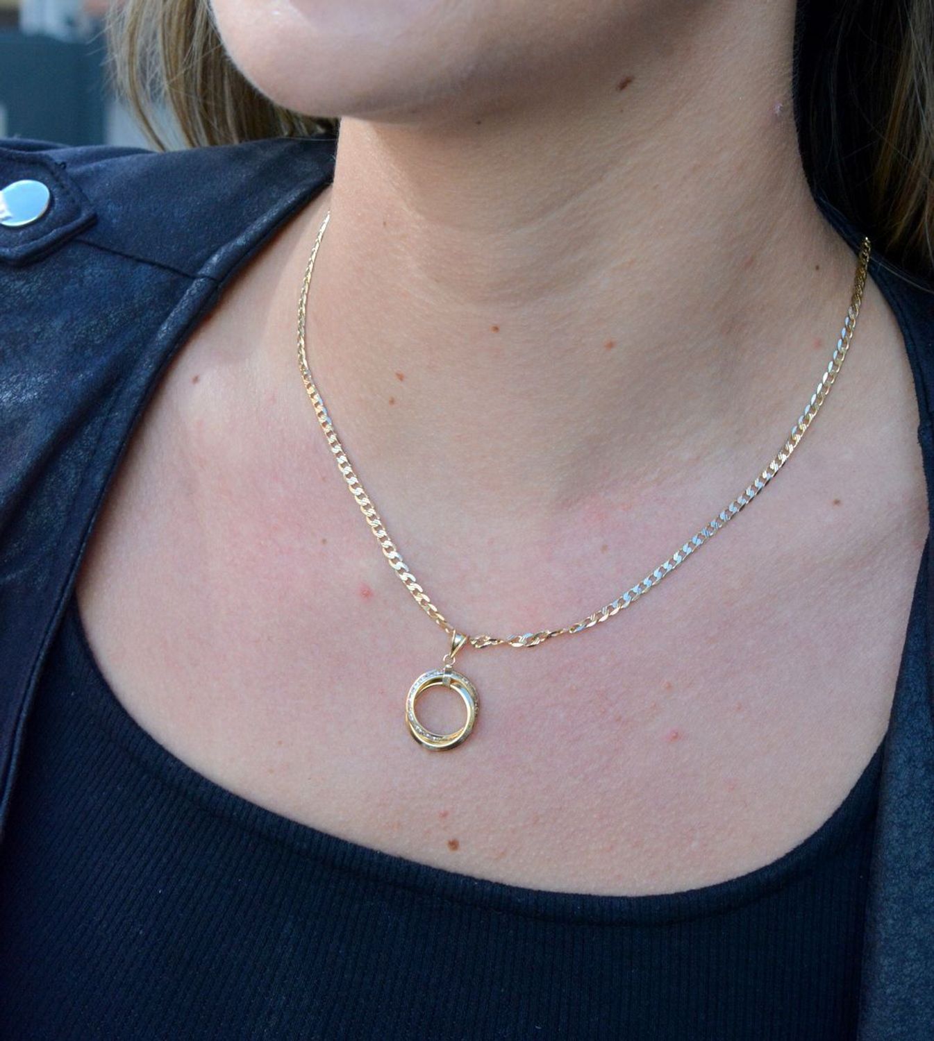 Złota zawieszka 585 dwa kółka z cyrkoniami DIA-ZAW-6242-585 to klasyczny element biżuterii mogącej pięknie ozdobić każdy kobiecy dekolt. To dodatek, który nie tylko pozwala uatrakcyjnić wizerunek, ale także w ciągu kilku chwi.jpg