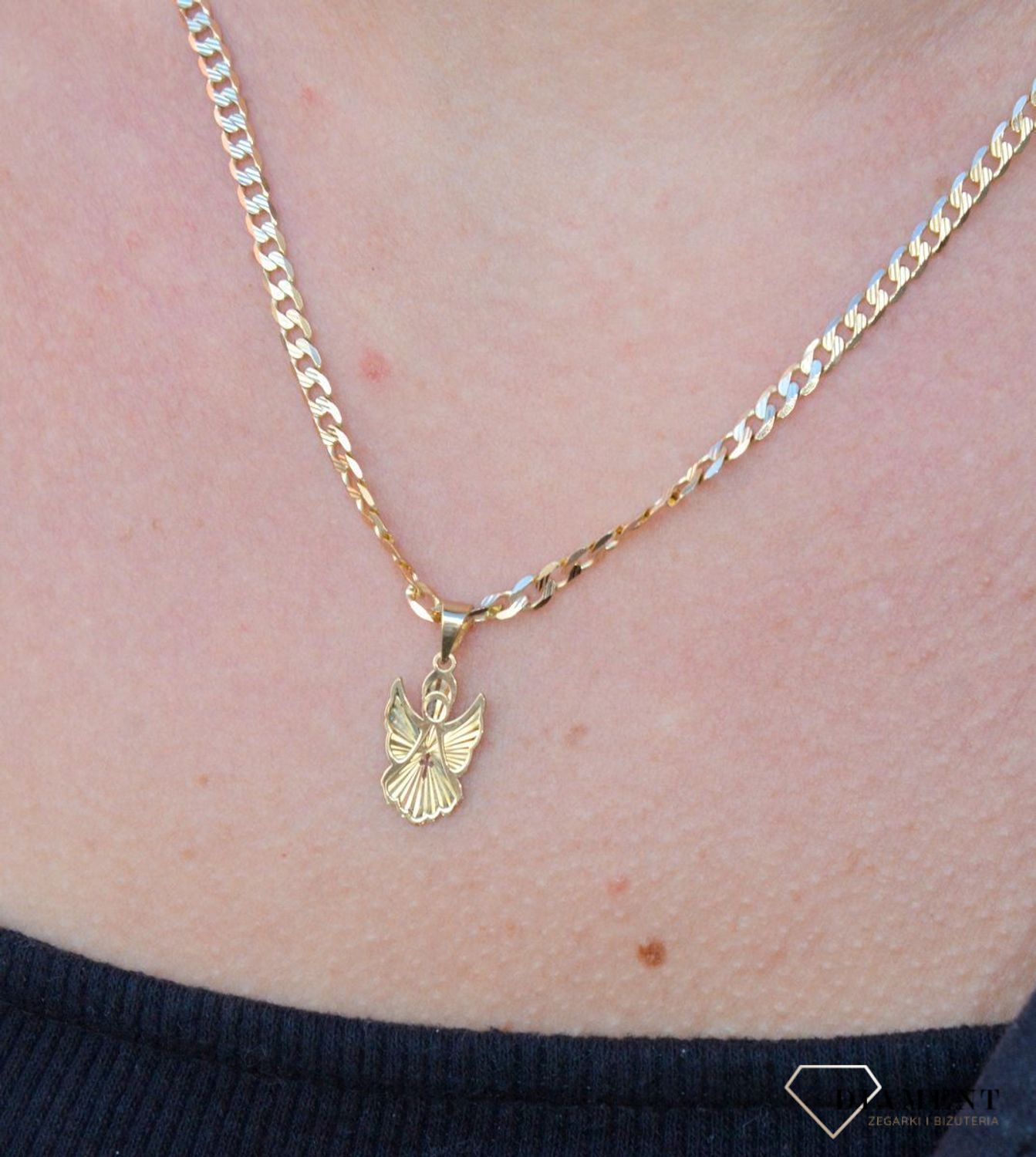 Złota zawieszka 585 diamentowany aniołek DIA-ZAW-6244-585 to klasyczny element biżuterii mogącej pięknie ozdobić każdy kobiecy dekolt. To dodatek, który nie tylko pozwala uatrakcyjnić wizerunek, ale także w ciągu kilku chwil.jpg