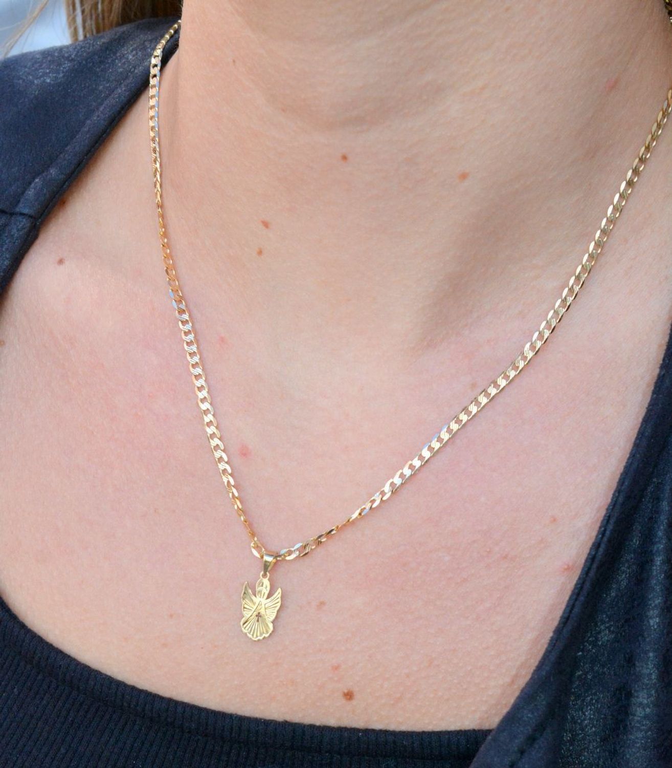 Złota zawieszka 585 diamentowany aniołek DIA-ZAW-6244-585 to klasyczny element biżuterii mogącej pięknie ozdobić każdy kobiecy dekolt. To dodatek, który nie tylko pozwala uatrakcyjnić wizerunek, ale także w ciągu kilku chwil.jpg