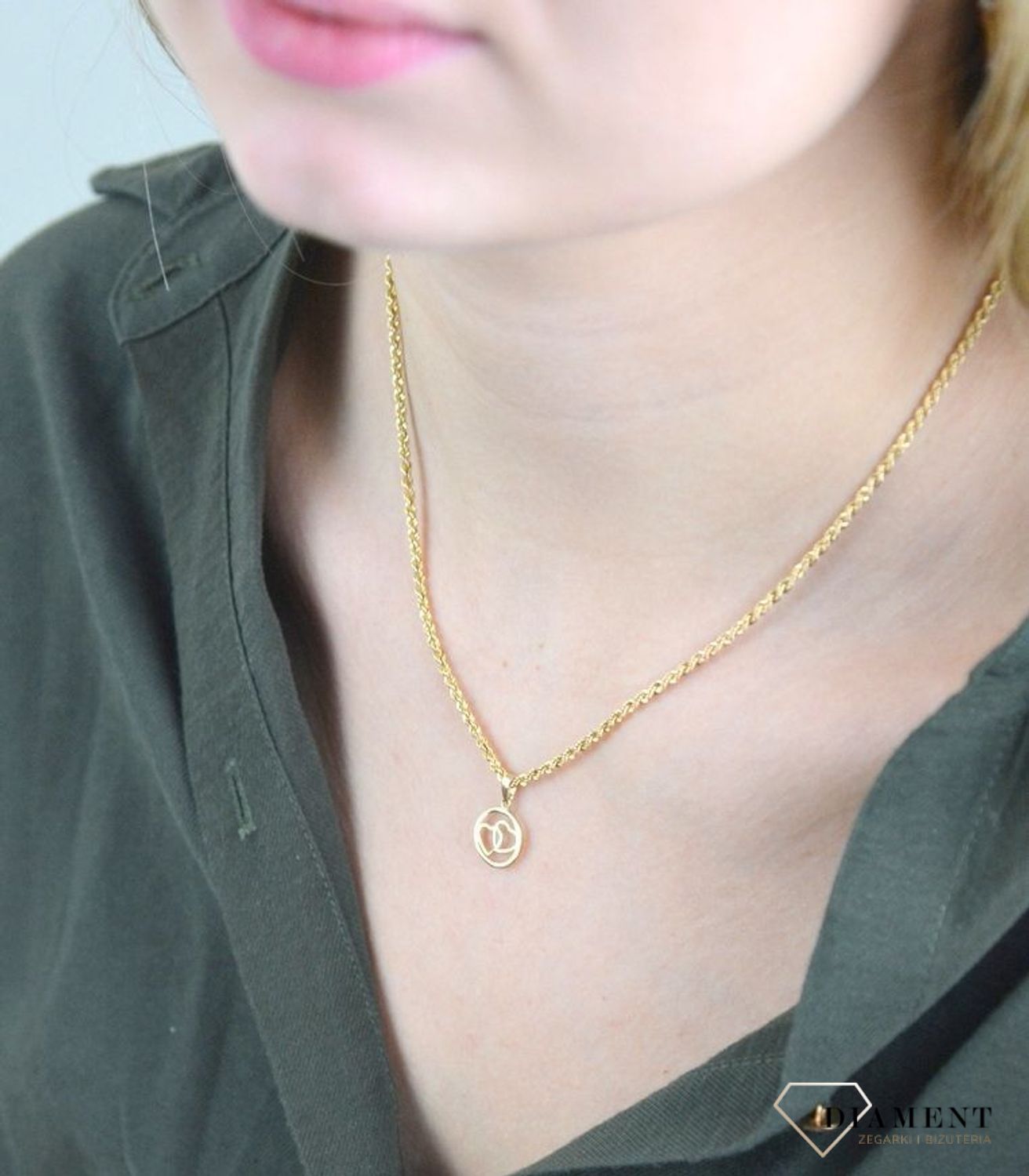 Złota zawieszka 585 serduszka w kółeczku DIA-ZAW-6246-585 to klasyczny element biżuterii mogącej pięknie ozdobić każdy kobiecy dekolt. To dodatek, który nie tylko pozwala uatrakcyjnić wizerunek, ale także w ciągu kilku chwil.jpg