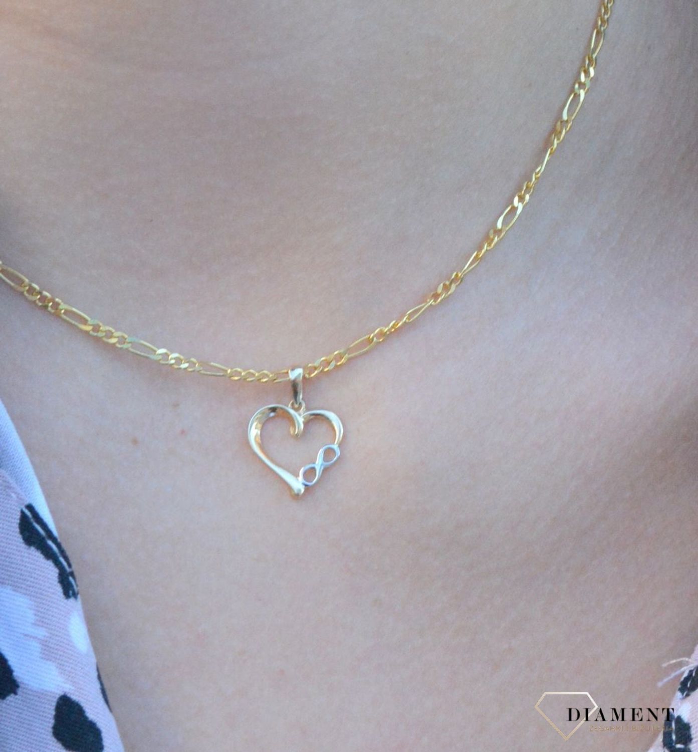 Złota zawieszka 585 serce z nieskończonością DIA-ZAW-6247-585 to klasyczny element biżuterii mogącej pięknie ozdobić każdy kobiecy dekolt. To dodatek, który nie tylko pozwala uatrakcyjnić wizerunek, ale także w ciągu kilku ch.jpg
