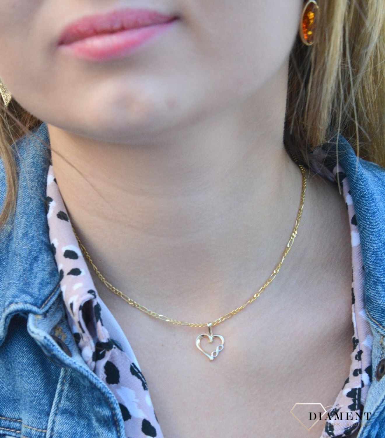 Złota zawieszka 585 serce z nieskończonością DIA-ZAW-6247-585 to klasyczny element biżuterii mogącej pięknie ozdobić każdy kobiecy dekolt. To dodatek, który nie tylko pozwala uatrakcyjnić wizerunek, ale także w ciągu kilku ch.jpg