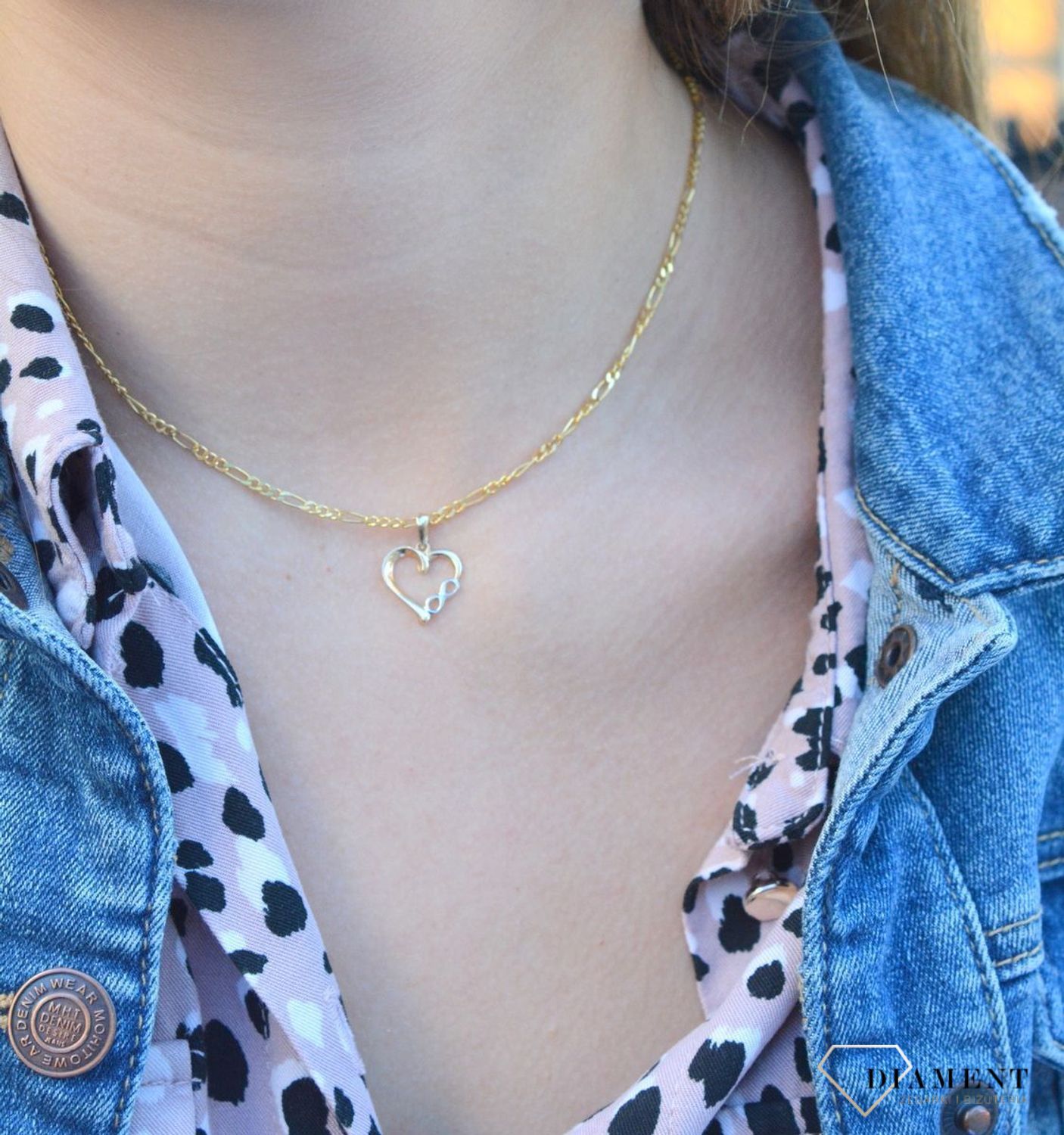 Złota zawieszka 585 serce z nieskończonością DIA-ZAW-6247-585 to klasyczny element biżuterii mogącej pięknie ozdobić każdy kobiecy dekolt. To dodatek, który nie tylko pozwala uatrakcyjnić wizerunek, ale także w ciągu kilku ch.jpg