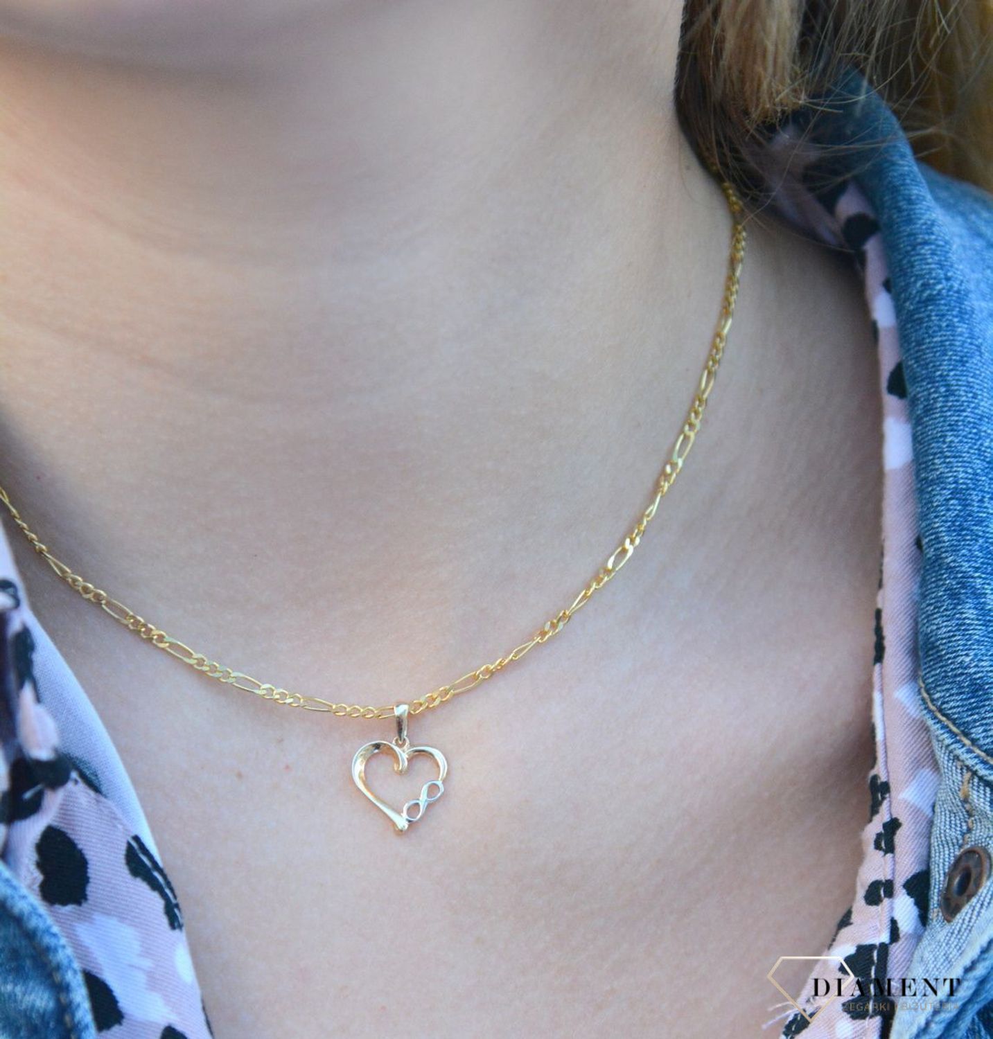 Złota zawieszka 585 serce z nieskończonością DIA-ZAW-6247-585 to klasyczny element biżuterii mogącej pięknie ozdobić każdy kobiecy dekolt. To dodatek, który nie tylko pozwala uatrakcyjnić wizerunek, ale także w ciągu kilku ch.jpg