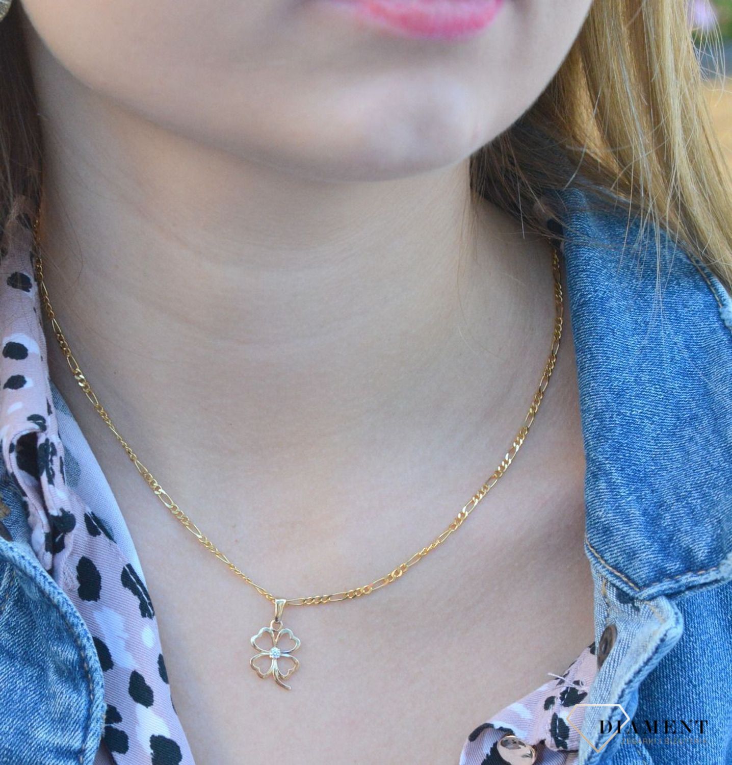 Złota zawieszka 585 koniczynka z cyrkonią DIA-ZAW-6249-585 to klasyczny element biżuterii mogącej pięknie ozdobić każdy kobiecy dekolt. To dodatek, który nie tylko pozwala uatrakcyjnić wizerunek, ale także w ciągu kilku chwil.jpg