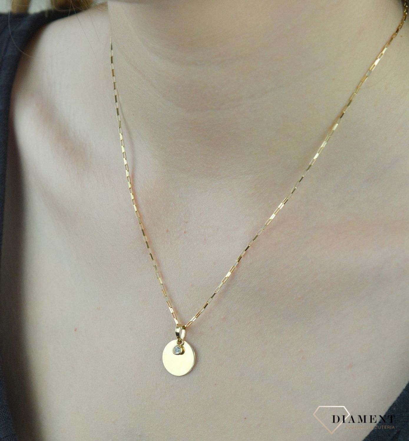 Złota zawieszka blaszka DIA-ZAW-6253-585 . Zawieszka blaszka z cyrkonią. Zawieszka okrągła blaszka. Zawieszka z możliwością graweru. Zawieszka idealny pomysł na prezent..jpg