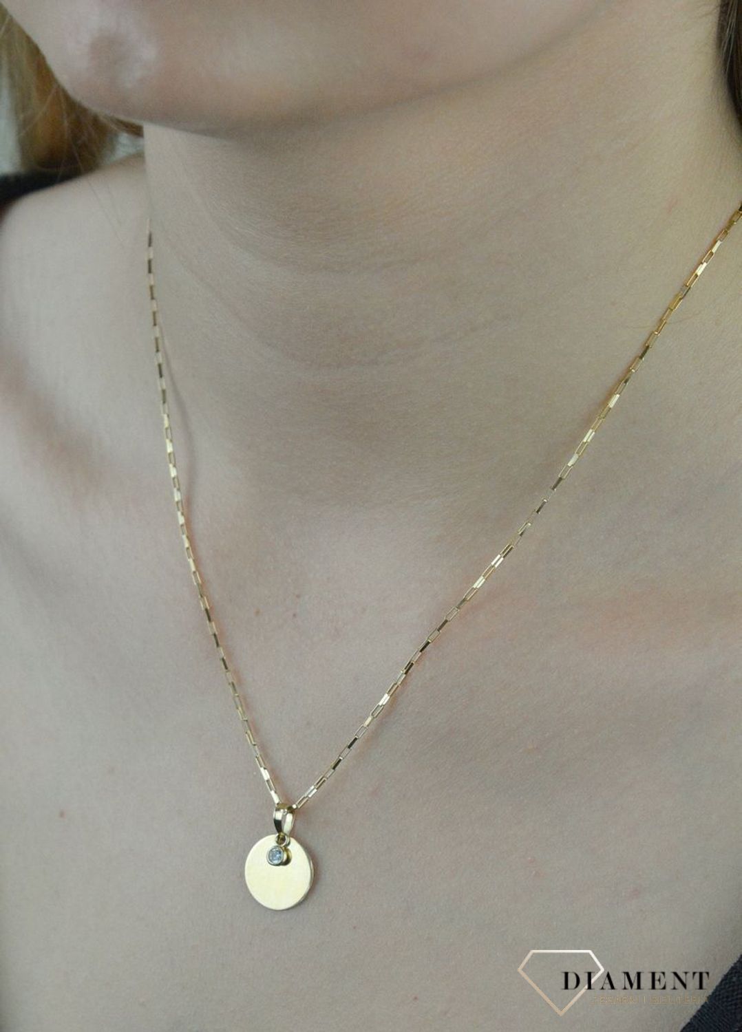 Złota zawieszka blaszka DIA-ZAW-6253-585 . Zawieszka blaszka z cyrkonią. Zawieszka okrągła blaszka. Zawieszka z możliwością graweru. Zawieszka idealny pomysł na prezent..jpg