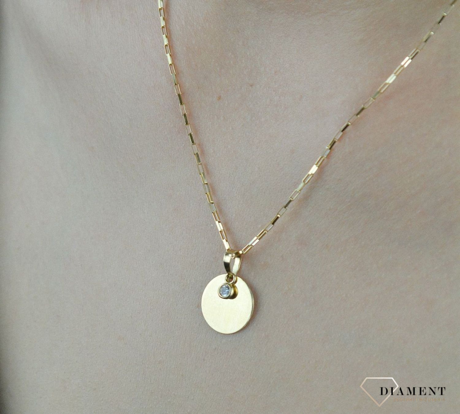 Złota zawieszka blaszka DIA-ZAW-6253-585 . Zawieszka blaszka z cyrkonią. Zawieszka okrągła blaszka. Zawieszka z możliwością graweru. Zawieszka idealny pomysł na prezent..jpg