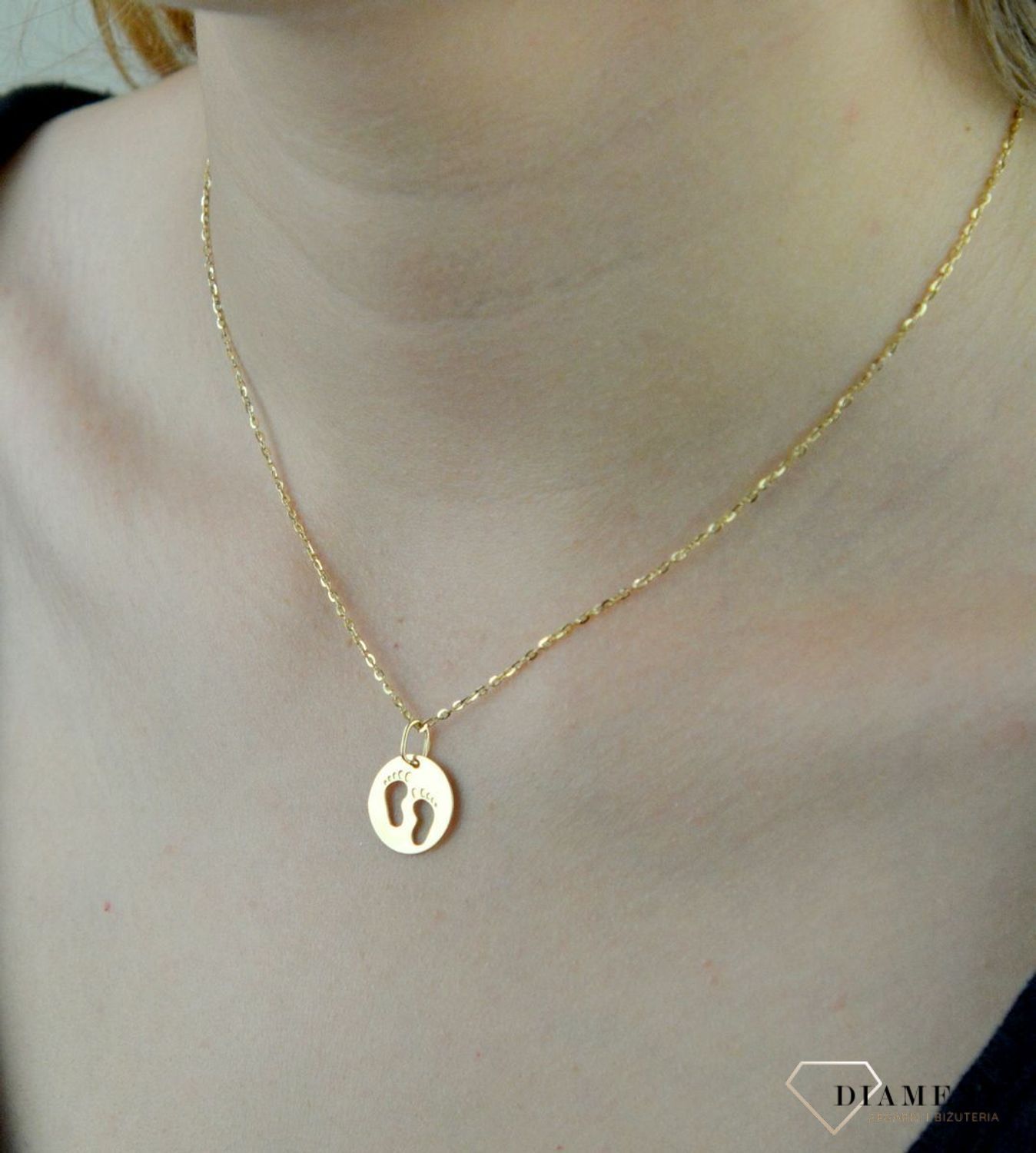 Złota zawieszka okrągła stópki 585 'Stópki dziecka' DIA-ZAW-6256-585.jpg