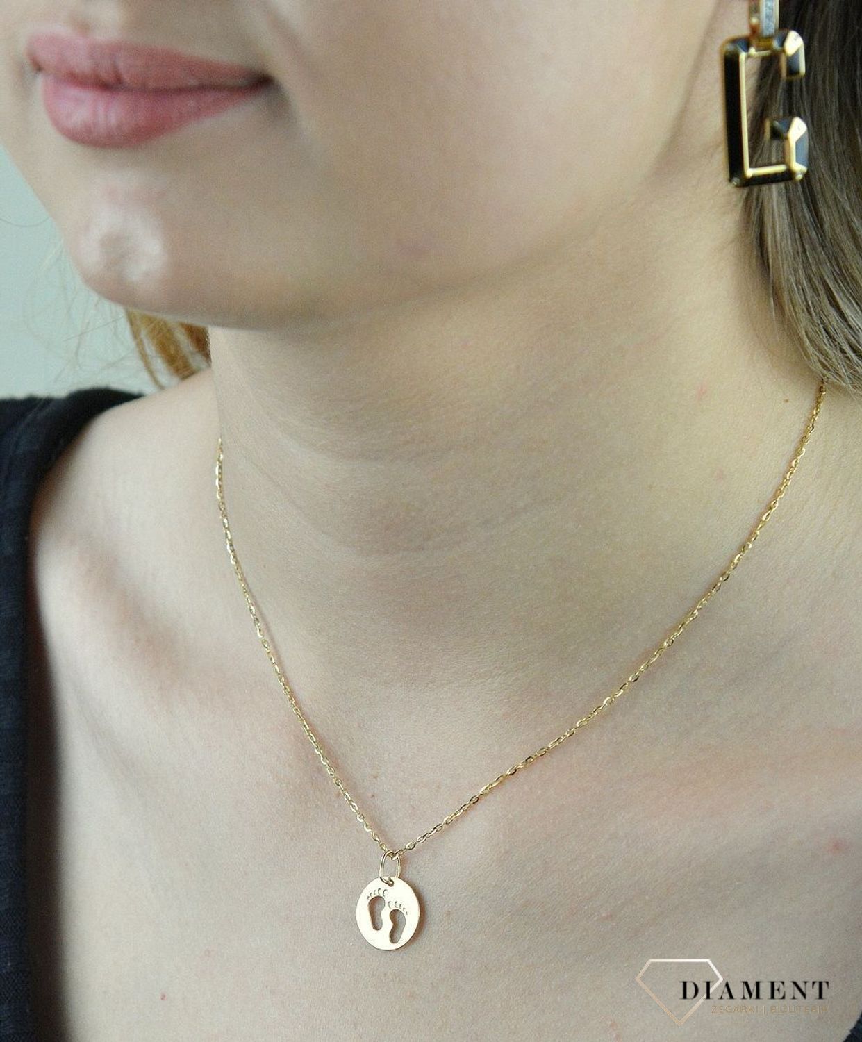 Złota zawieszka okrągła stópki 585 'Stópki dziecka' DIA-ZAW-6256-585.jpg