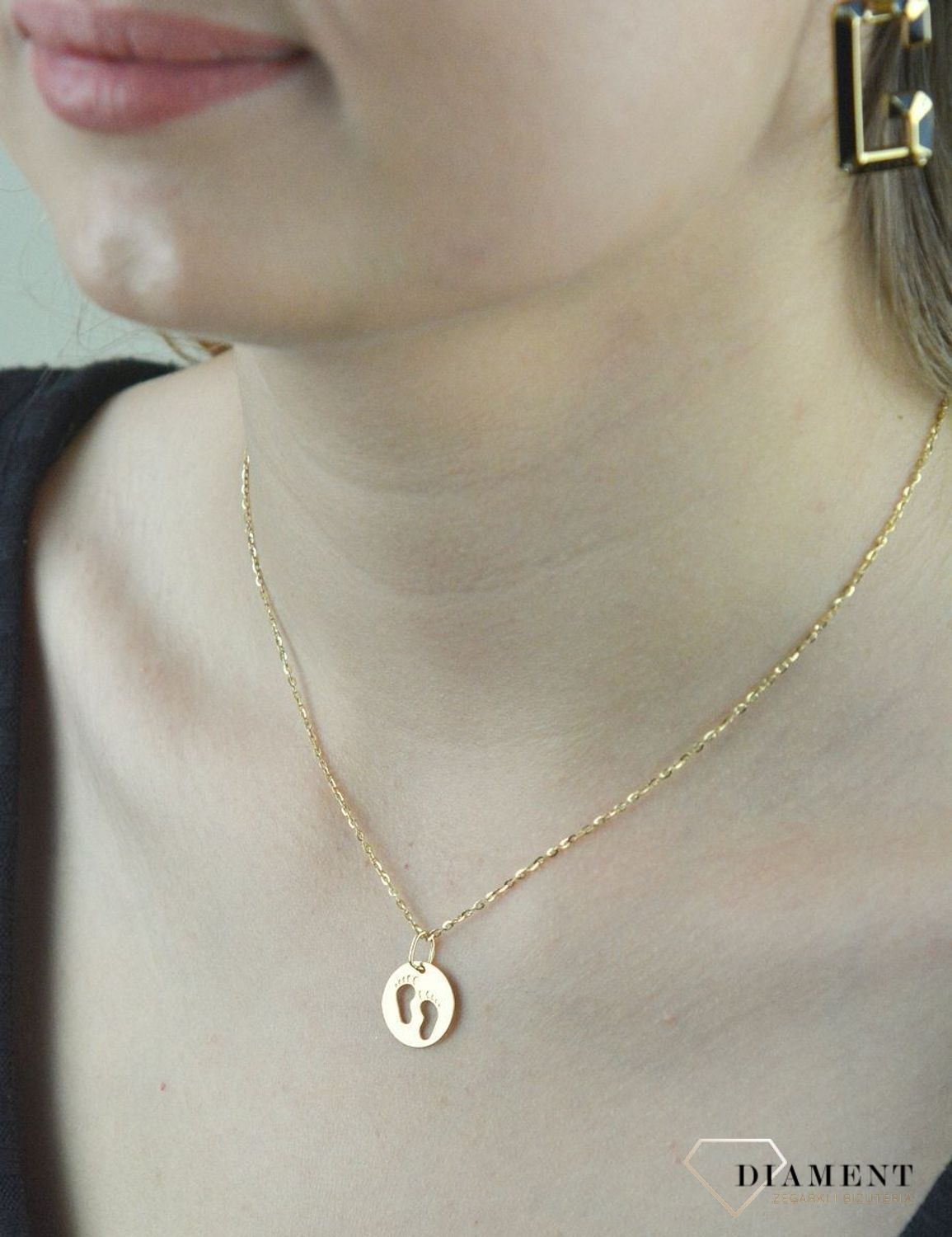 Złota zawieszka okrągła stópki 585 'Stópki dziecka' DIA-ZAW-6256-585.jpg