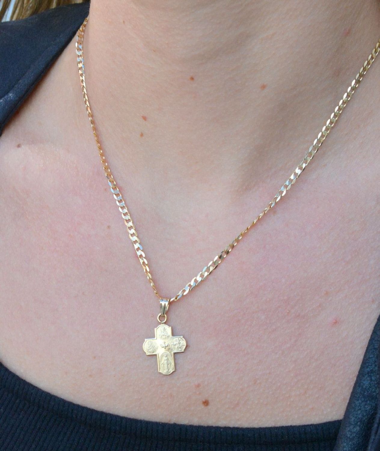 Złota zawieszka krzyżyk 585 z wizerunkami Świętych DIA-ZAW-6259-585 ✓Złote zawieszki w Sklepie z Biżuterią zegarki-diament.pl✓Piękne i Stylowe Wisiorki✓Prawdziwe Złoto✓Darmowa wysyłka.jpg