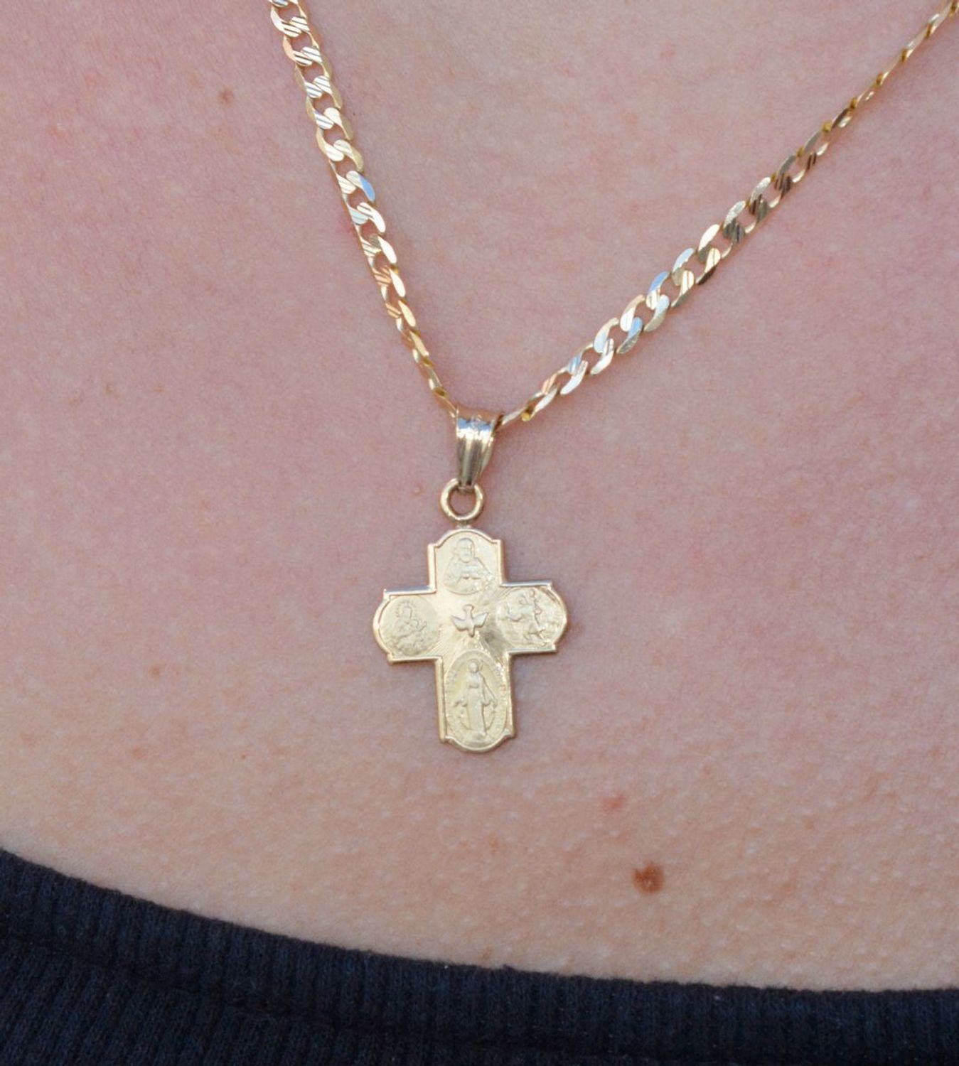 Złota zawieszka krzyżyk 585 z wizerunkami Świętych DIA-ZAW-6259-585 ✓Złote zawieszki w Sklepie z Biżuterią zegarki-diament.pl✓Piękne i Stylowe Wisiorki✓Prawdziwe Złoto✓Darmowa wysyłka.jpg