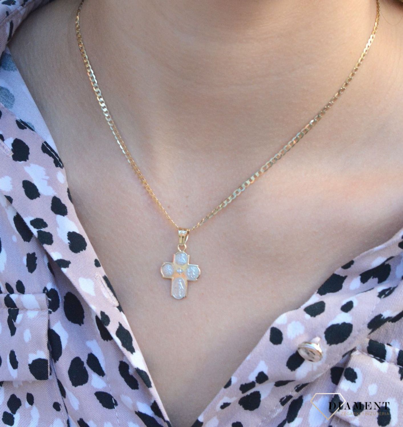 Złota zawieszka krzyżyk 585 z wizerunkami Świętych DIA-ZAW-6260-585 ✓Złote zawieszki w Sklepie z Biżuterią zegarki-diament.pl✓Piękne i Stylowe Wisiorki✓Prawdziwe Złoto✓Darmowa wysyłka.jpg