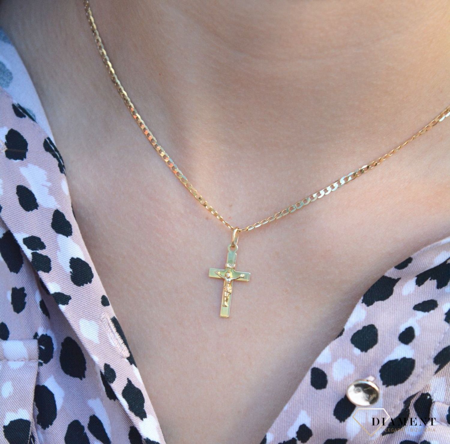 Złota zawieszka krzyżyk 585 z Jezusem DIA-ZAW-6261-585 ✓Złote zawieszki w Sklepie z Biżuterią zegarki-diament.pl ✓Piękne i Stylowe Wisiorki ✓Prawdziwe Złoto ✓Darmowa wysyłka.jpg