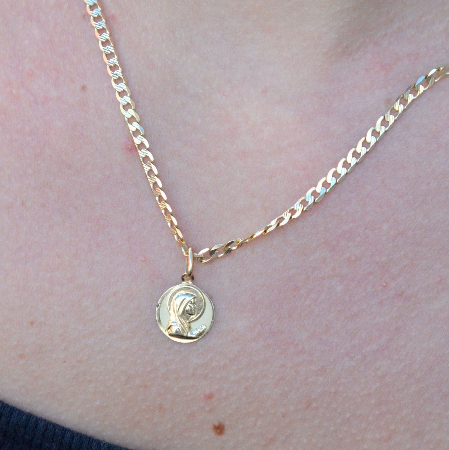 Złota zawieszka medalik 585 okrągła z Matką Boską DIA-ZAW-6263-585. Medalik złoty zawieszka. Złoty medalik z Matką Boską. Medalik złoty okrągły. Złoty wisiorek Matka Boska. Okrągła zawieszka z wizerunkiem świętych.jpg