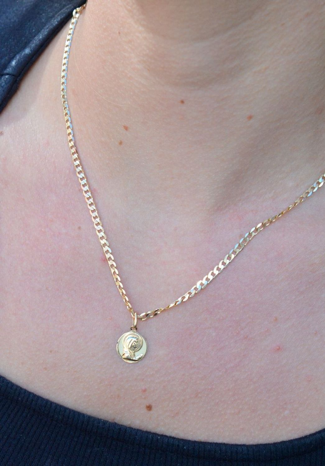 Złota zawieszka medalik 585 okrągła z Matką Boską DIA-ZAW-6263-585. Medalik złoty zawieszka. Złoty medalik z Matką Boską. Medalik złoty okrągły. Złoty wisiorek Matka Boska. Okrągła zawieszka z wizerunkiem świętych.jpg