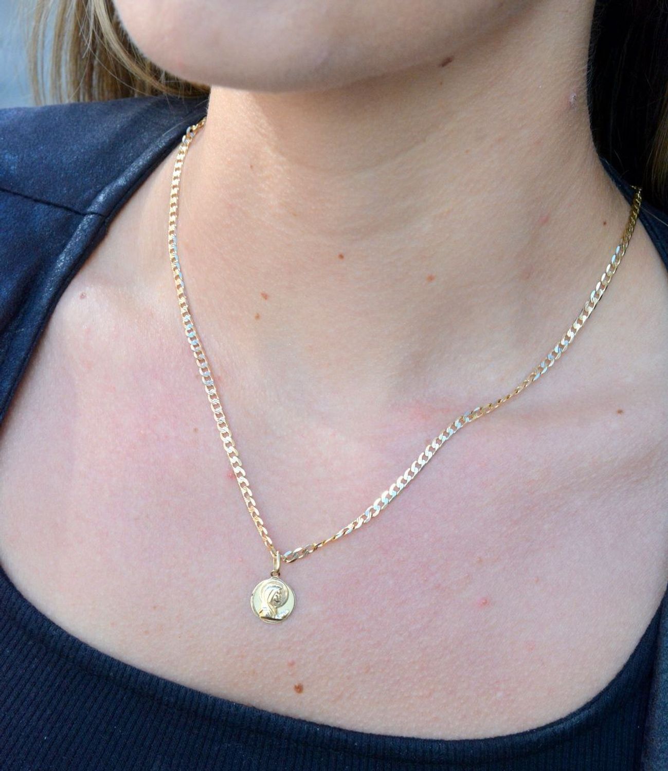 Złota zawieszka medalik 585 okrągła z Matką Boską DIA-ZAW-6263-585. Medalik złoty zawieszka. Złoty medalik z Matką Boską. Medalik złoty okrągły. Złoty wisiorek Matka Boska. Okrągła zawieszka z wizerunkiem świętych.jpg