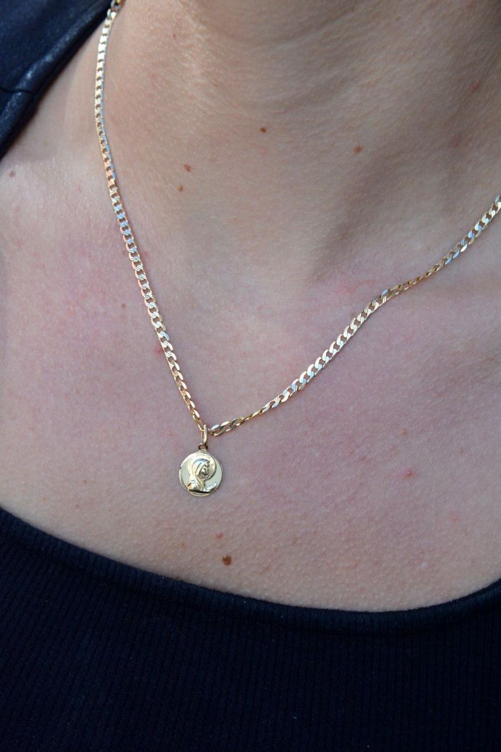 Złota zawieszka medalik 585 okrągła z Matką Boską DIA-ZAW-6263-585. Medalik złoty zawieszka. Złoty medalik z Matką Boską. Medalik złoty okrągły. Złoty wisiorek Matka Boska. Okrągła zawieszka z wizerunkiem świętych.jpg