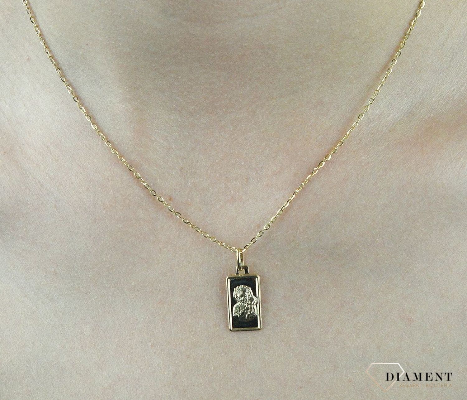 Złota zawieszka 585 medalik z Matka Boska Częstochowska DIA-ZAW-6265-585.Biżuteria sprawdzi się idealnie jako prezent i upamiętnieni.jpg