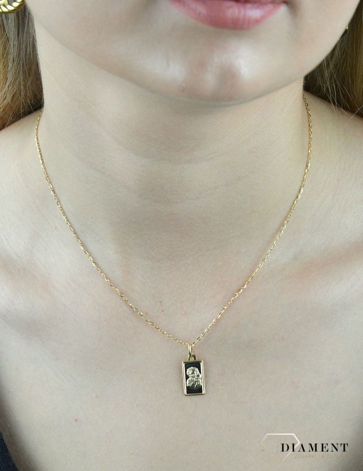 Złota zawieszka 585 medalik z Matka Boska Częstochowska DIA-ZAW-6265-585.Biżuteria sprawdzi się idealnie jako prezent i upamiętnieni.jpg