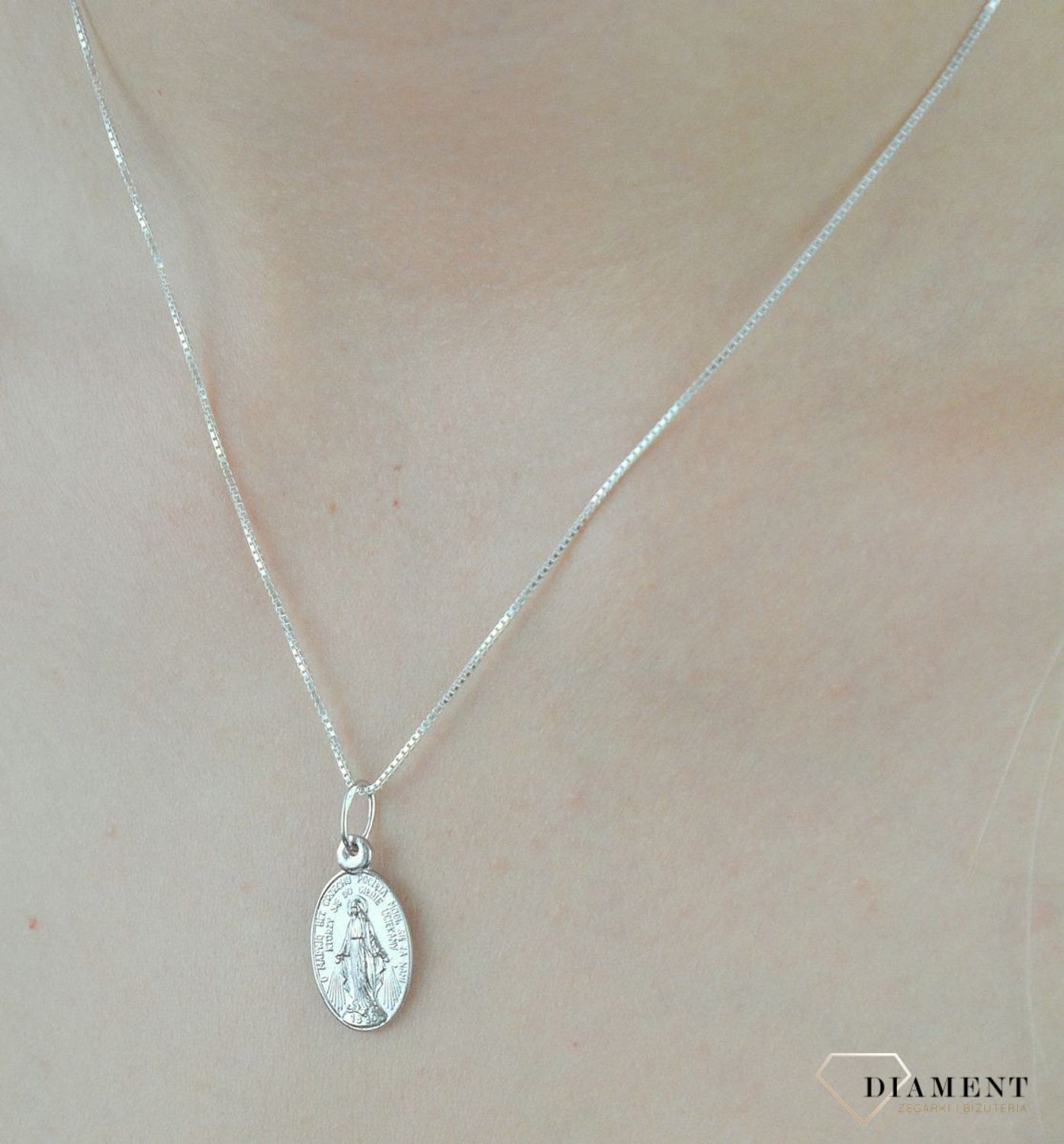 Medalik srebrny z Maryją DIA-ZAW-6290-925.  Medalik Święty. Zawieszka medalik. Medalik z Maryją. Medalik idealny na chrzest, bierzmowanie,.jpg