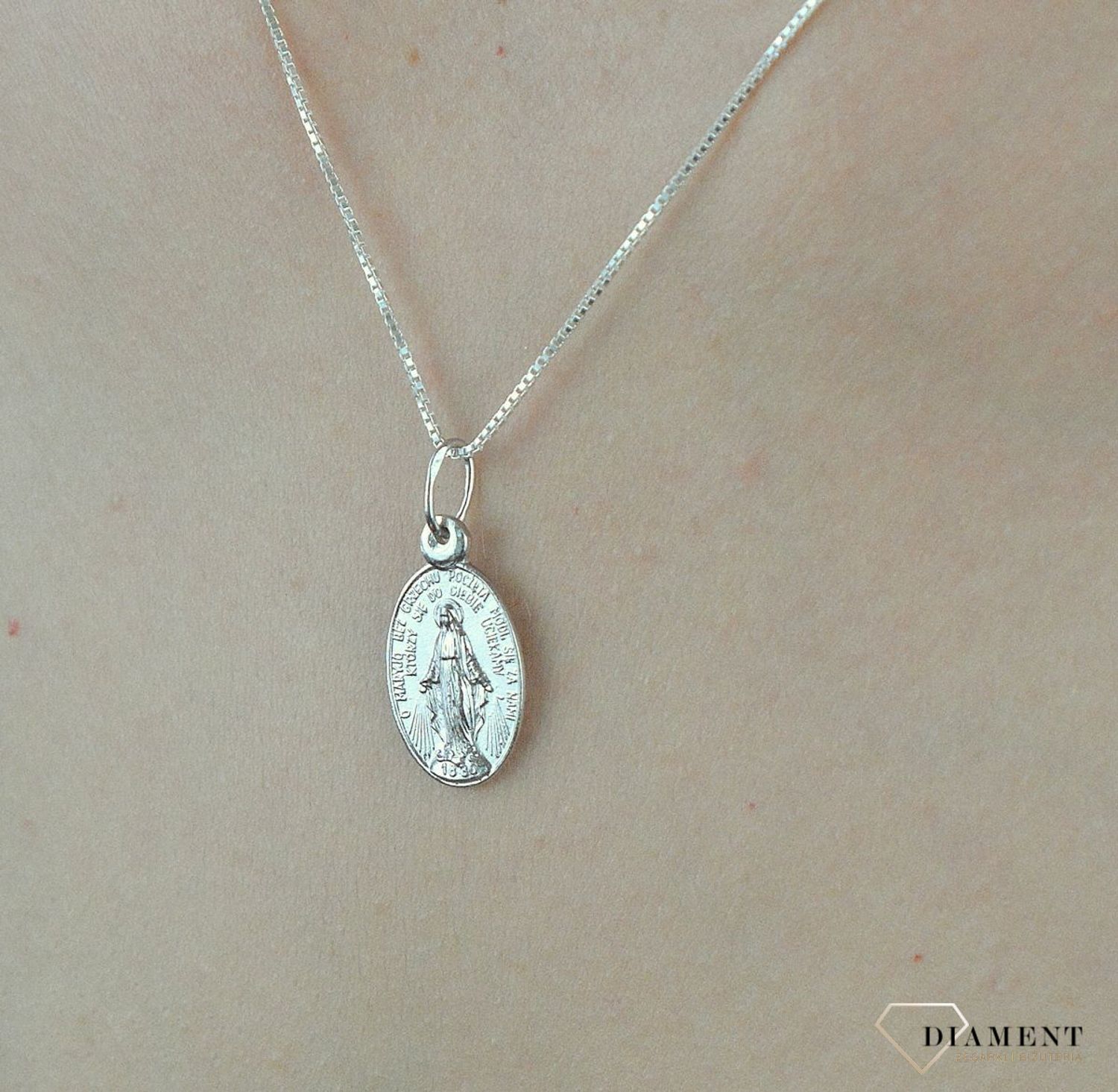 Medalik srebrny z Maryją DIA-ZAW-6290-925.  Medalik Święty. Zawieszka medalik. Medalik z Maryją. Medalik idealny na chrzest, bierzmowanie,.jpg