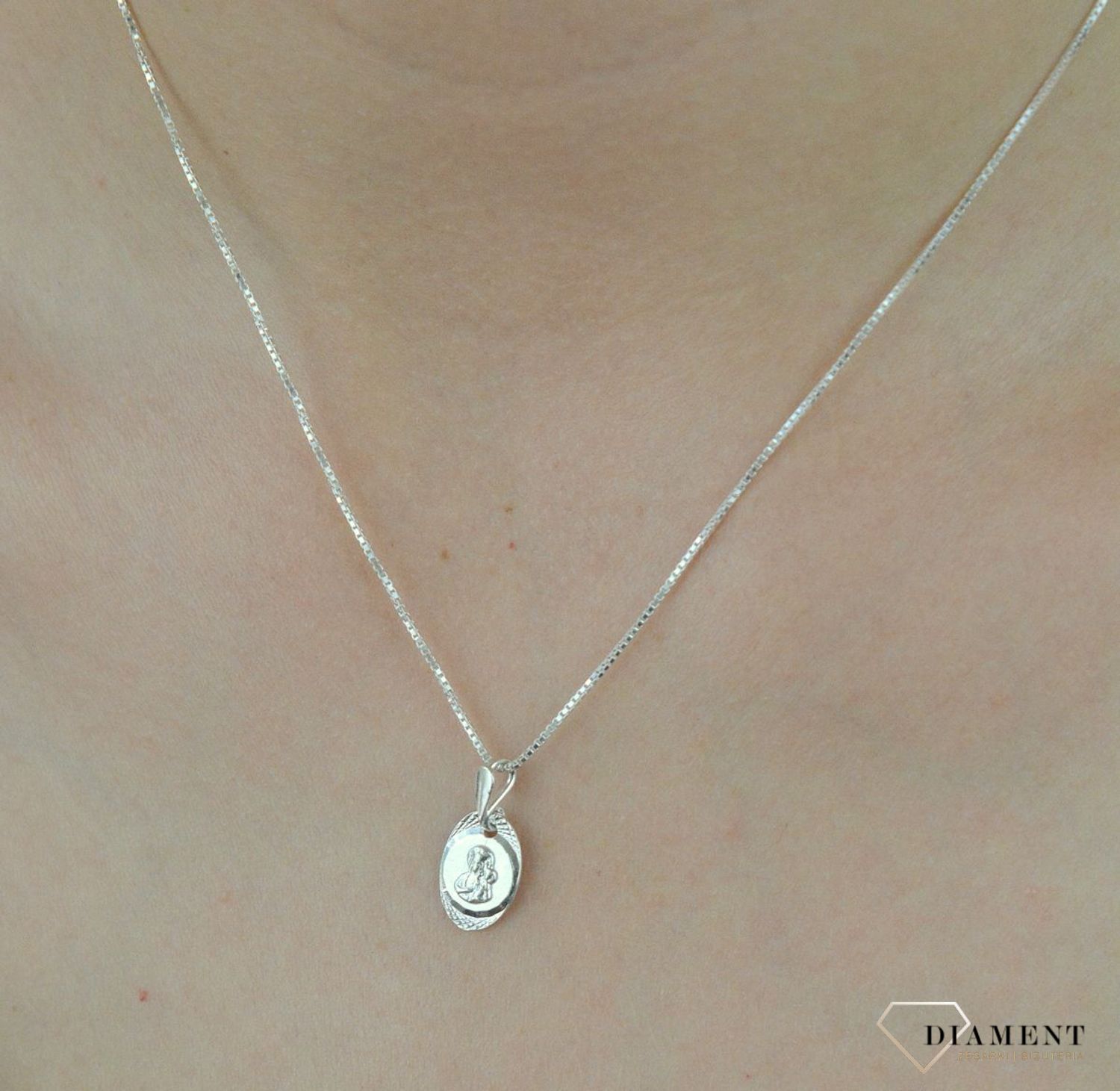 Medalik srebrny z Maryją i dzieciątkiem DIA-ZAW-6293-925. Medalik Święty. Zawieszka medalik. Medalik z Maryją z dzieciątkiem. Medalik idealny na chrzest, bierzmowanie, I Komunię Św. Medalik idealny pomys.jpg