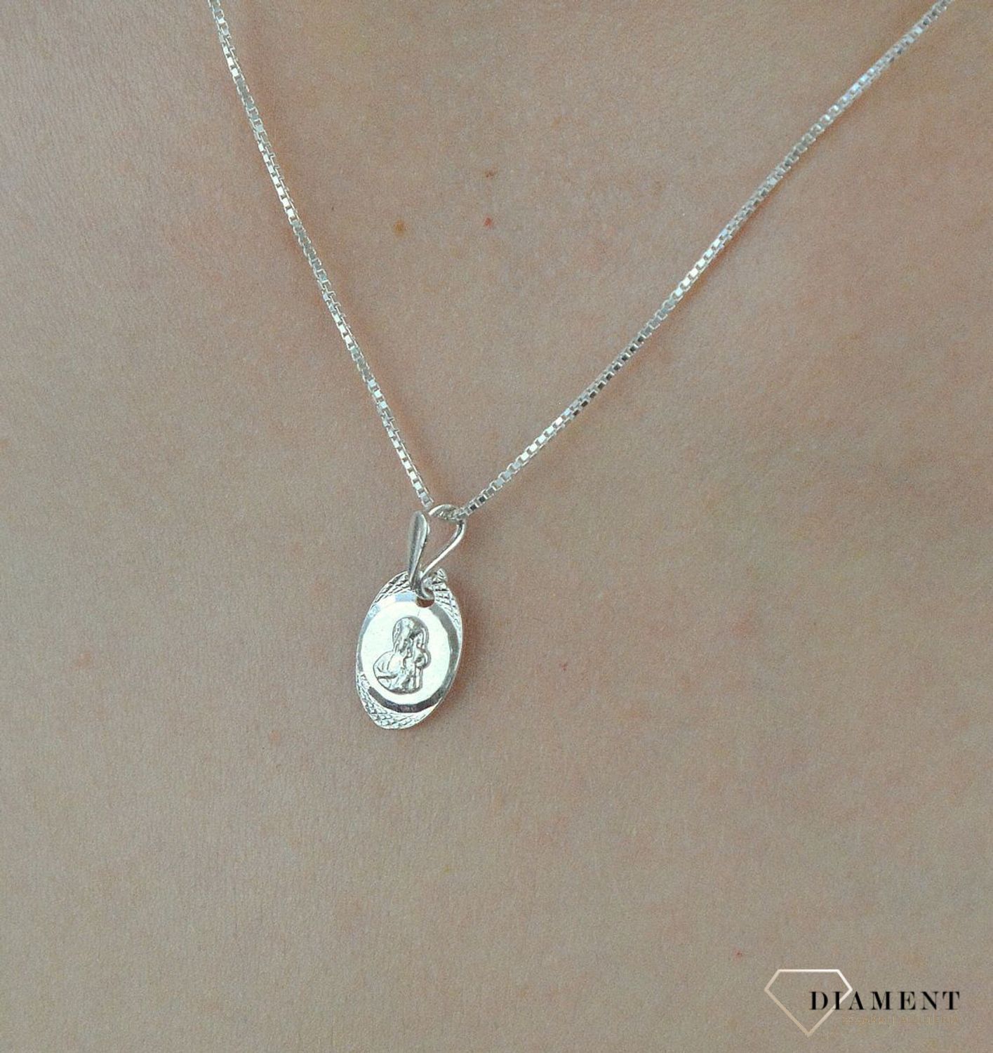 Medalik srebrny z Maryją i dzieciątkiem DIA-ZAW-6293-925. Medalik Święty. Zawieszka medalik. Medalik z Maryją z dzieciątkiem. Medalik idealny na chrzest, bierzmowanie, I Komunię Św. Medalik idealny pomys.jpg