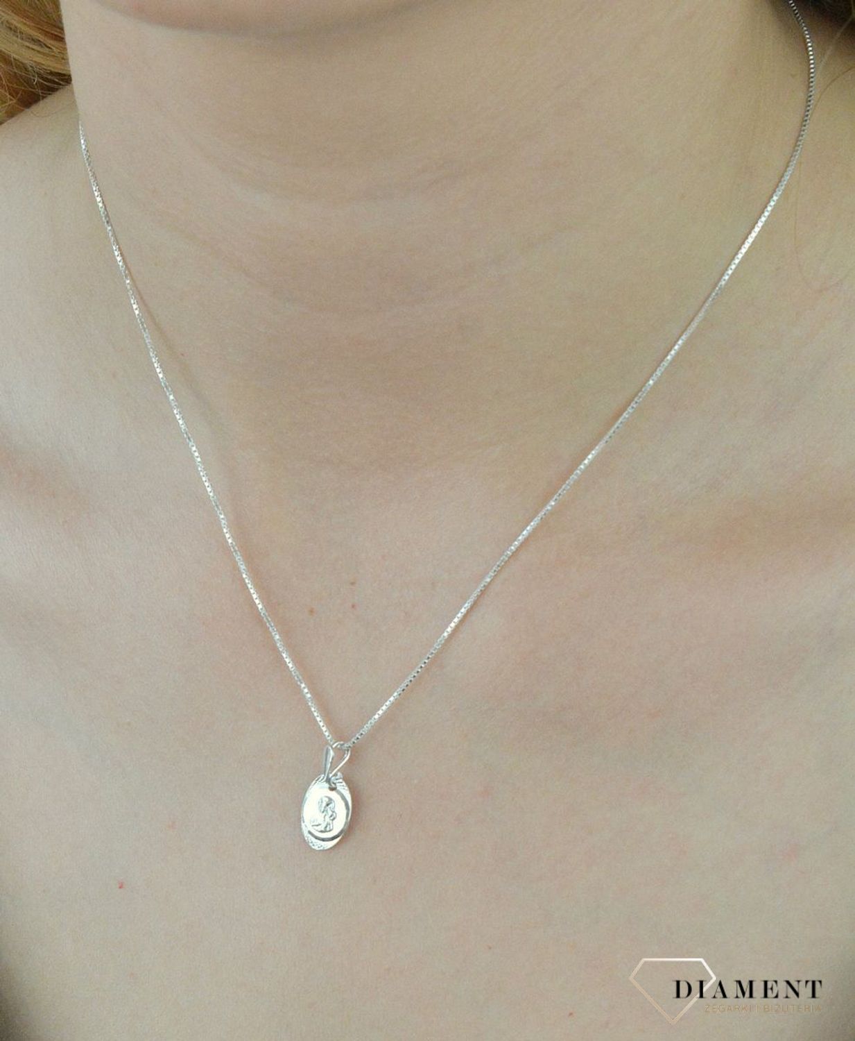 Medalik srebrny z Maryją i dzieciątkiem DIA-ZAW-6293-925. Medalik Święty. Zawieszka medalik. Medalik z Maryją z dzieciątkiem. Medalik idealny na chrzest, bierzmowanie, I Komunię Św. Medalik idealny pomys.jpg