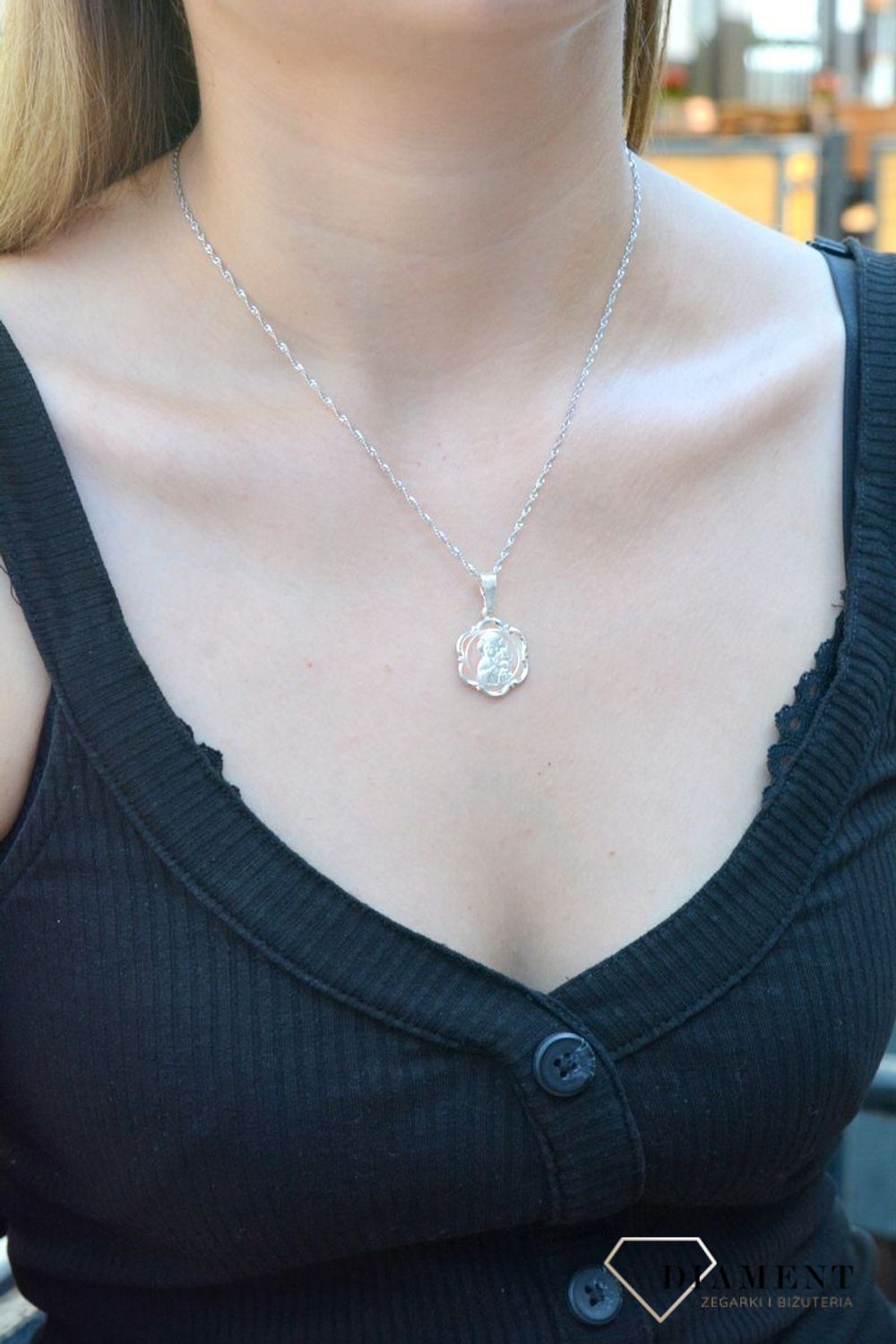 Medalik srebrny z Maryją i dzieciątkiem DIA-ZAW-6294-925. Medalik Święty. Zawieszka medalik. Medalik z Maryją z dzieciątkiem. Medalik idealny na chrzest, bierzmowanie, I Komunię Św. Medalik ide (2).jpg