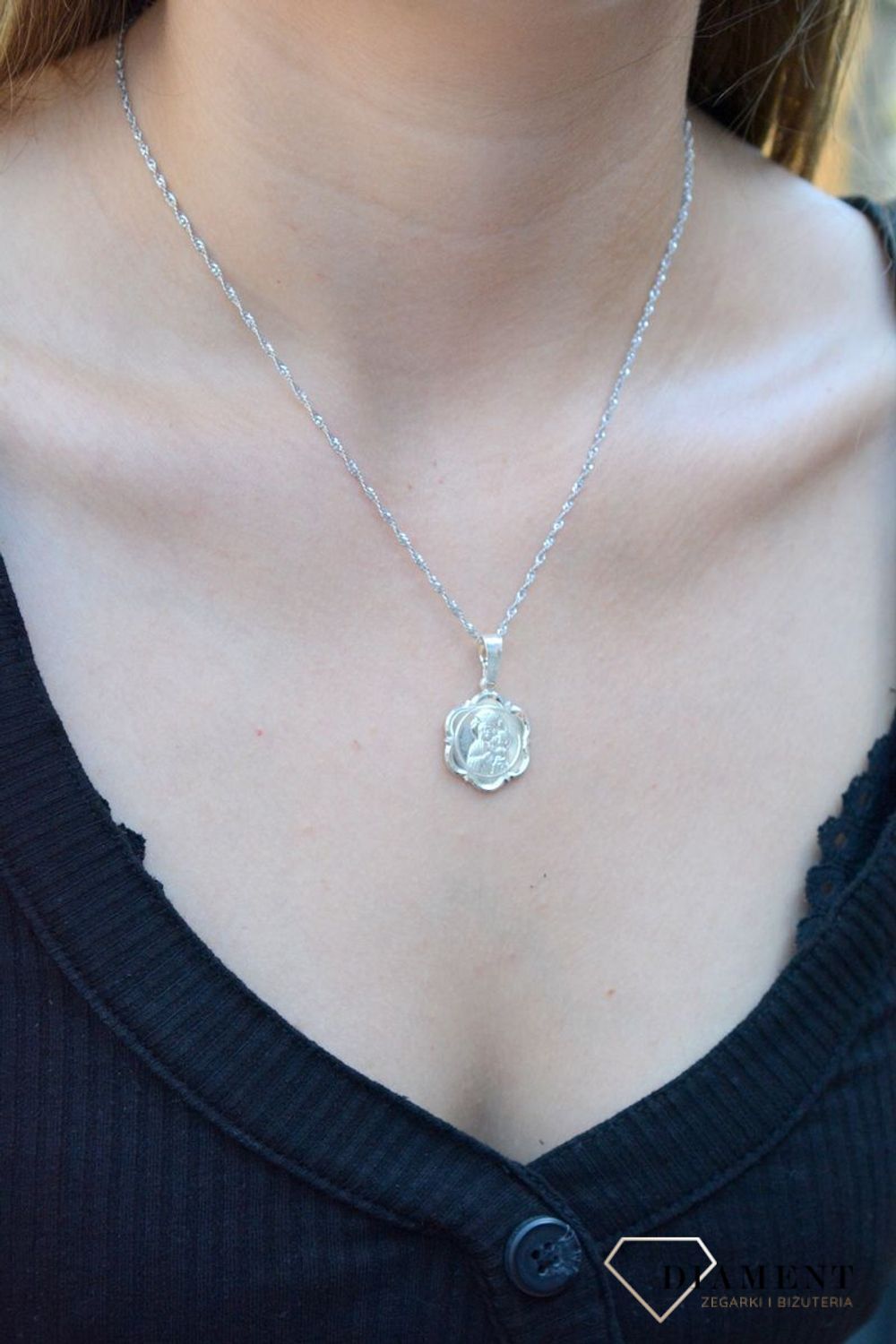Medalik srebrny z Maryją i dzieciątkiem DIA-ZAW-6294-925. Medalik Święty. Zawieszka medalik. Medalik z Maryją z dzieciątkiem. Medalik idealny na chrzest, bierzmowanie, I Komunię Św. Medalik ide (2).jpg